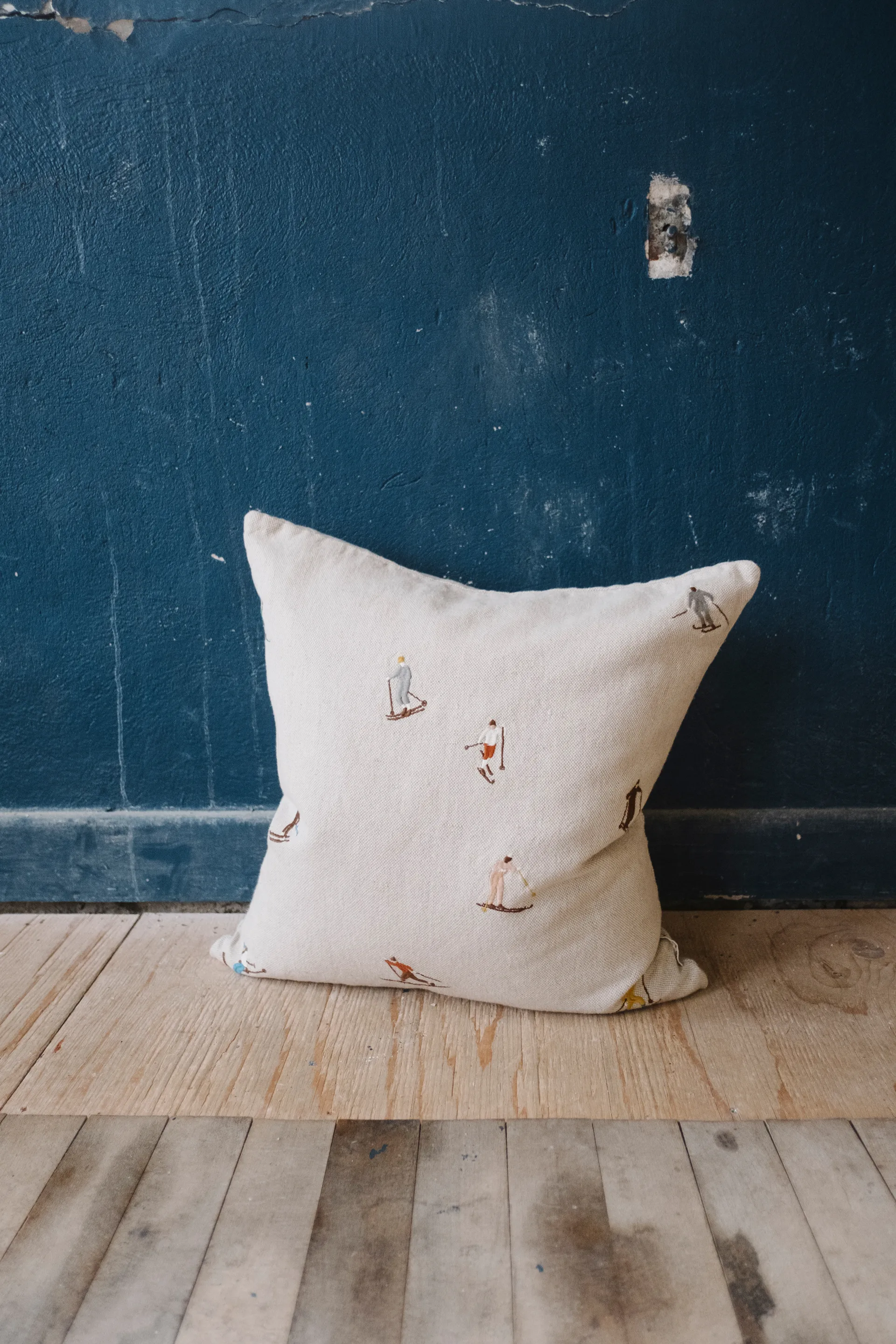 スキーヤー Skiers クッションカバー 48x48 cm, Natur Fine Little Day | ファインリトルデイ