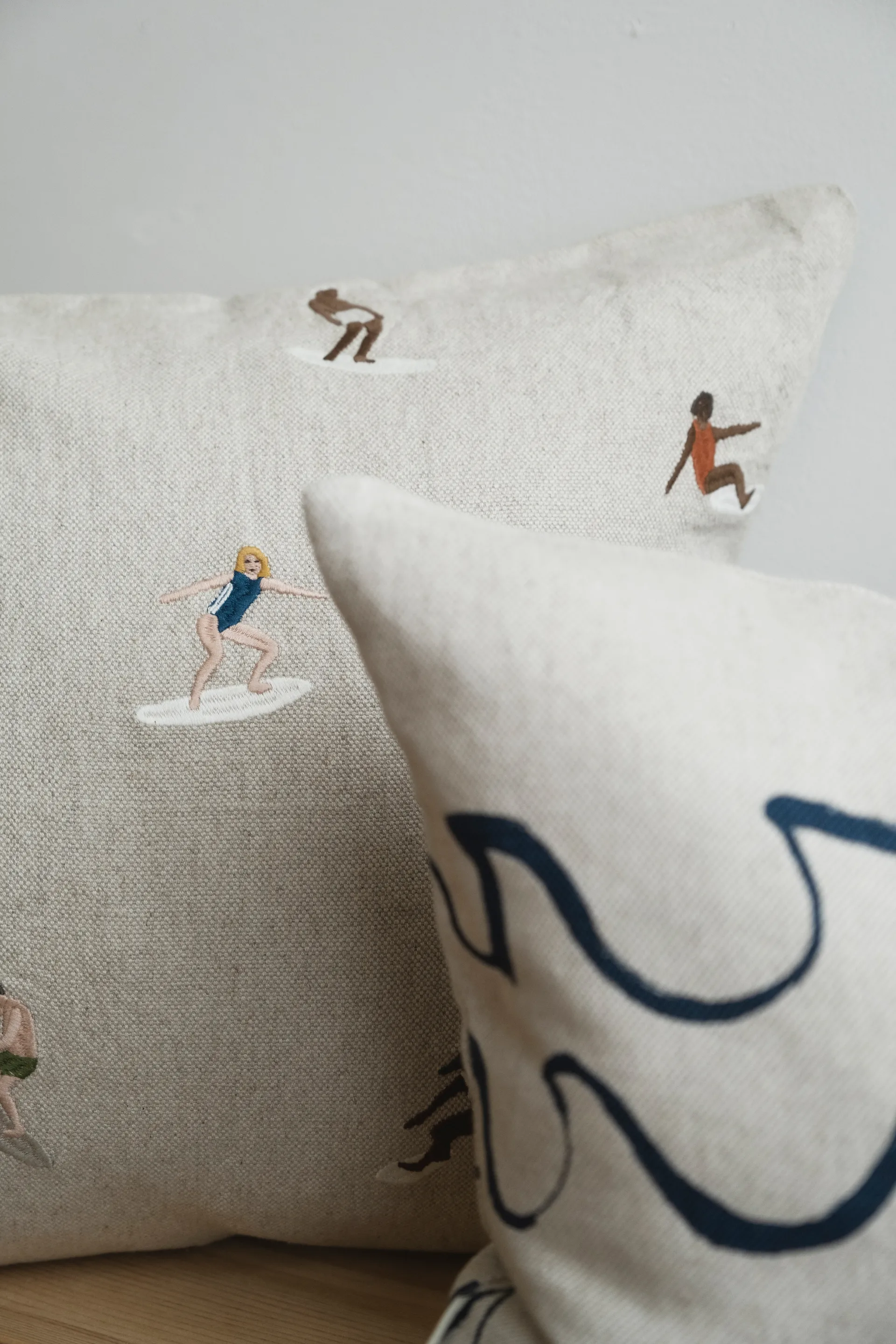 Surfers クッションカバー 48x48 cm, Natural Fine Little Day | ファインリトルデイ