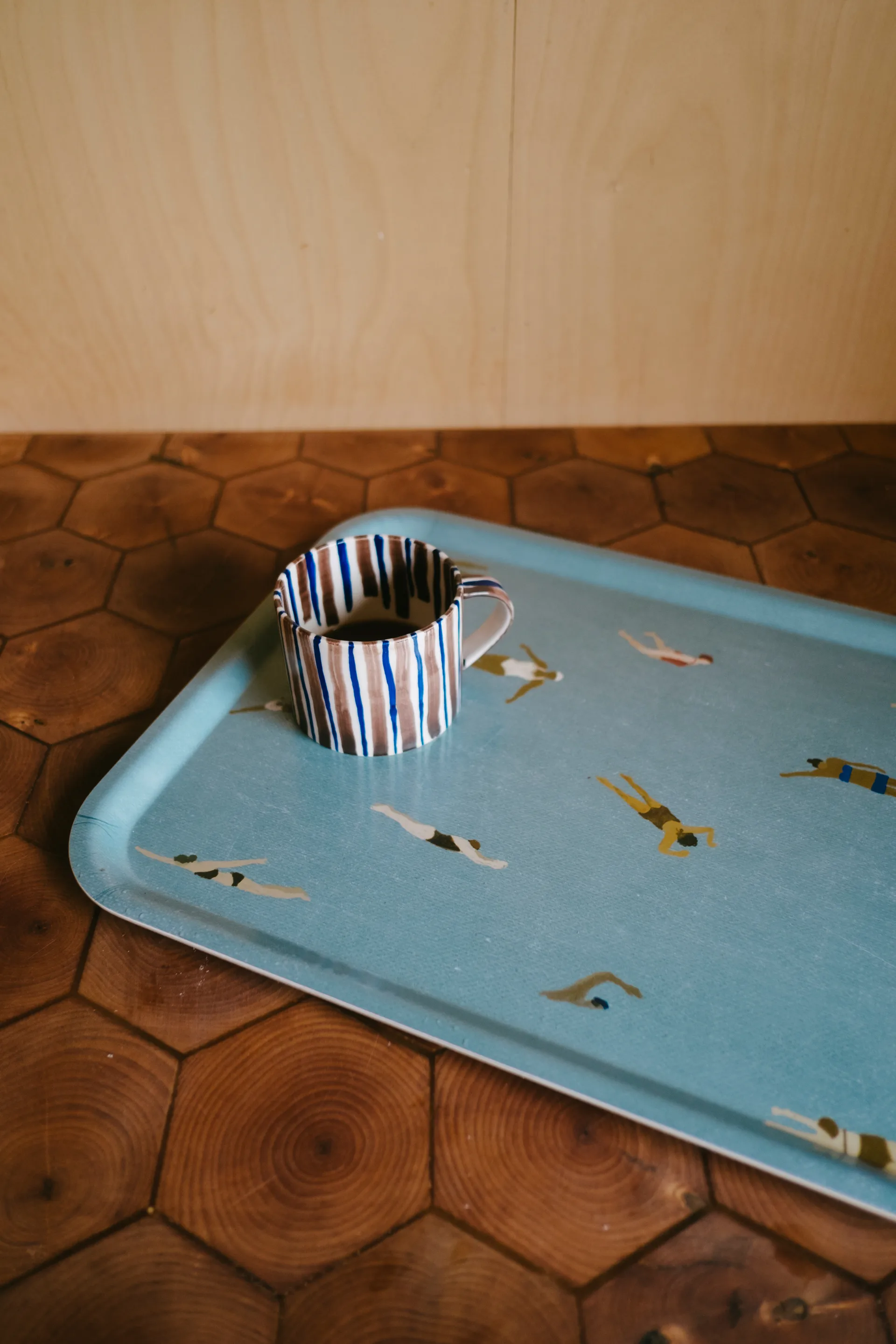 Swimmers トレイ 33x43 cm, Beige Fine Little Day | ファインリトルデイ