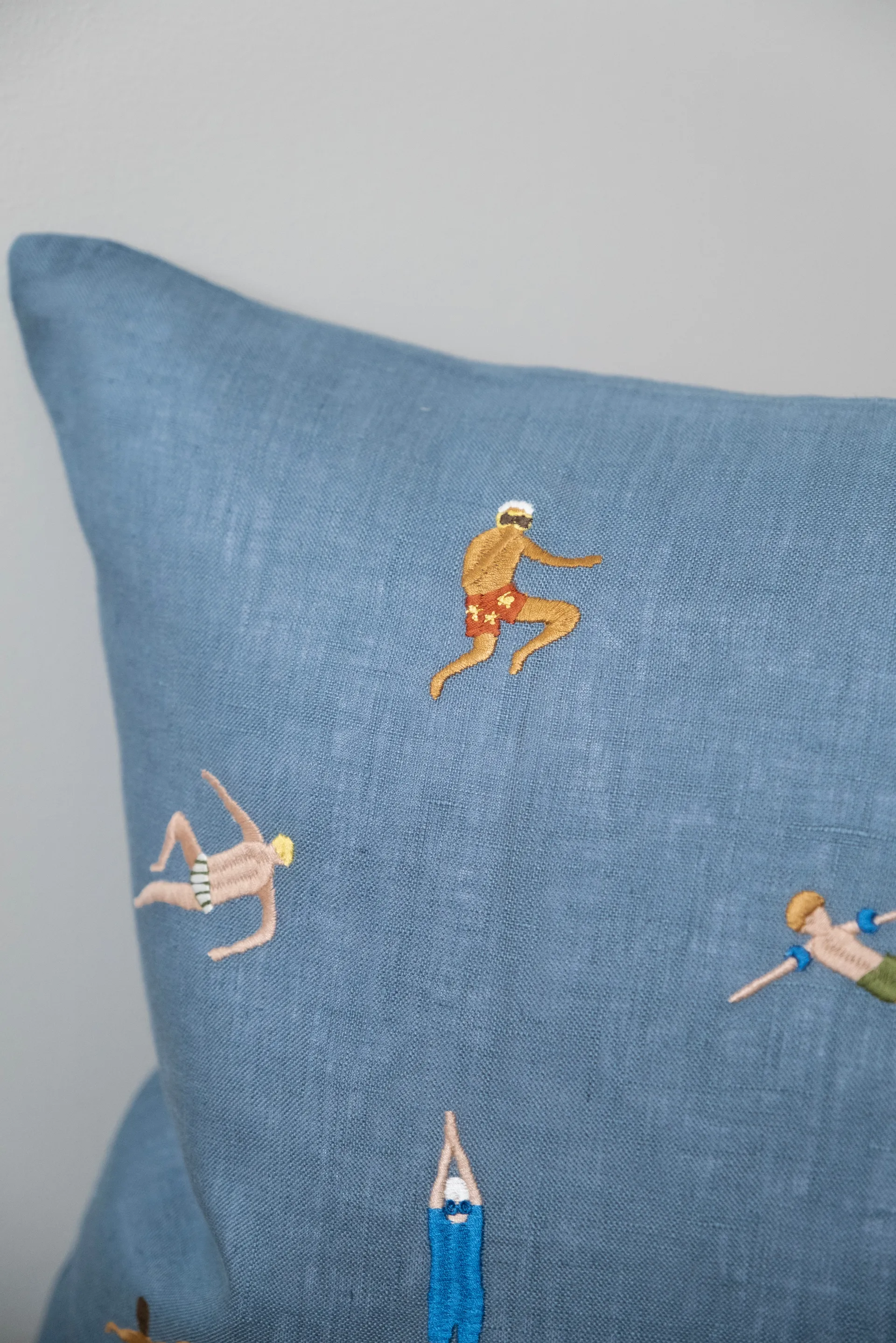 Swimmers クッションカバー 45x45 cm, Blue Fine Little Day | ファインリトルデイ