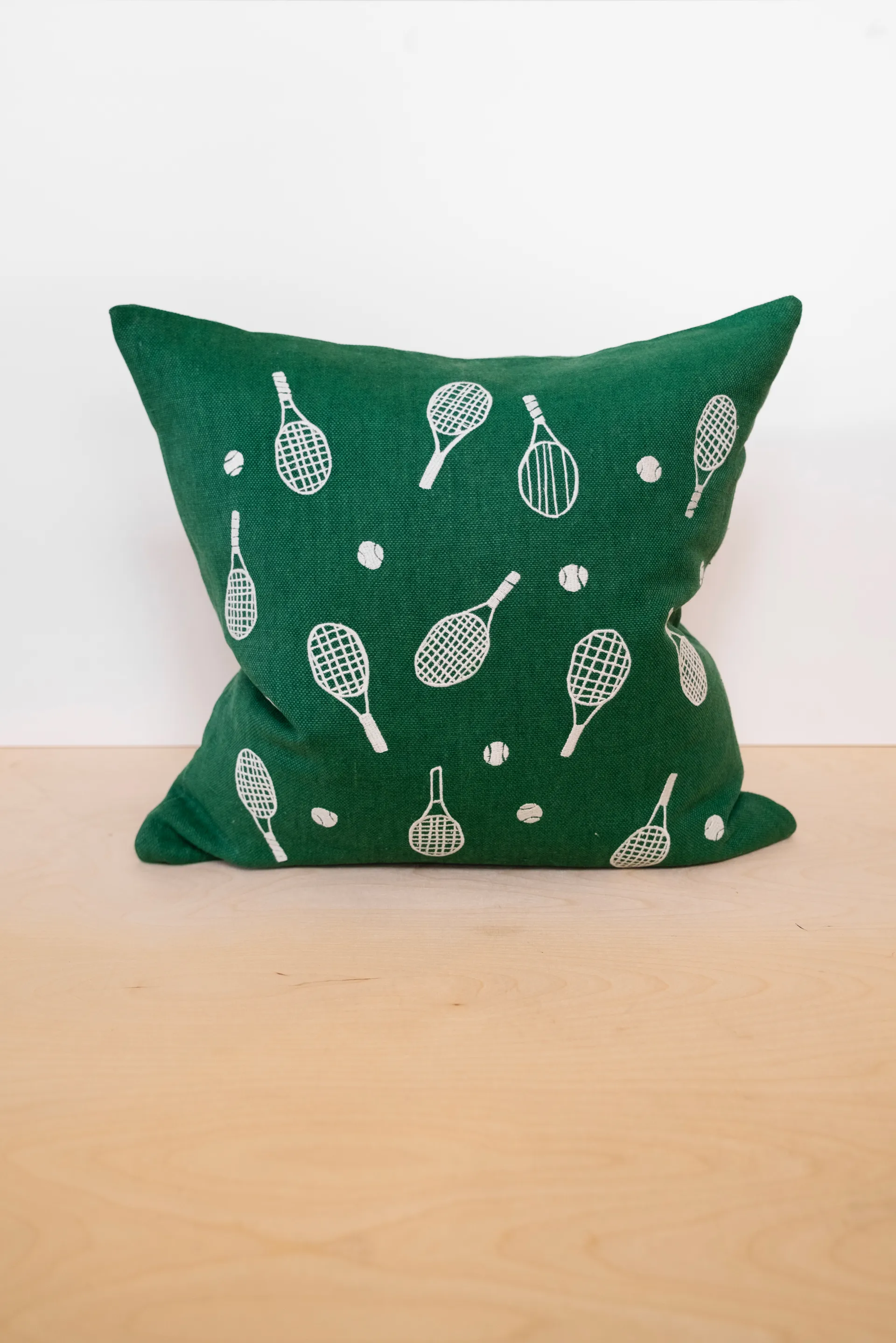 Tennis racket クッションカバー 48x48 cm, Green Fine Little Day | ファインリトルデイ