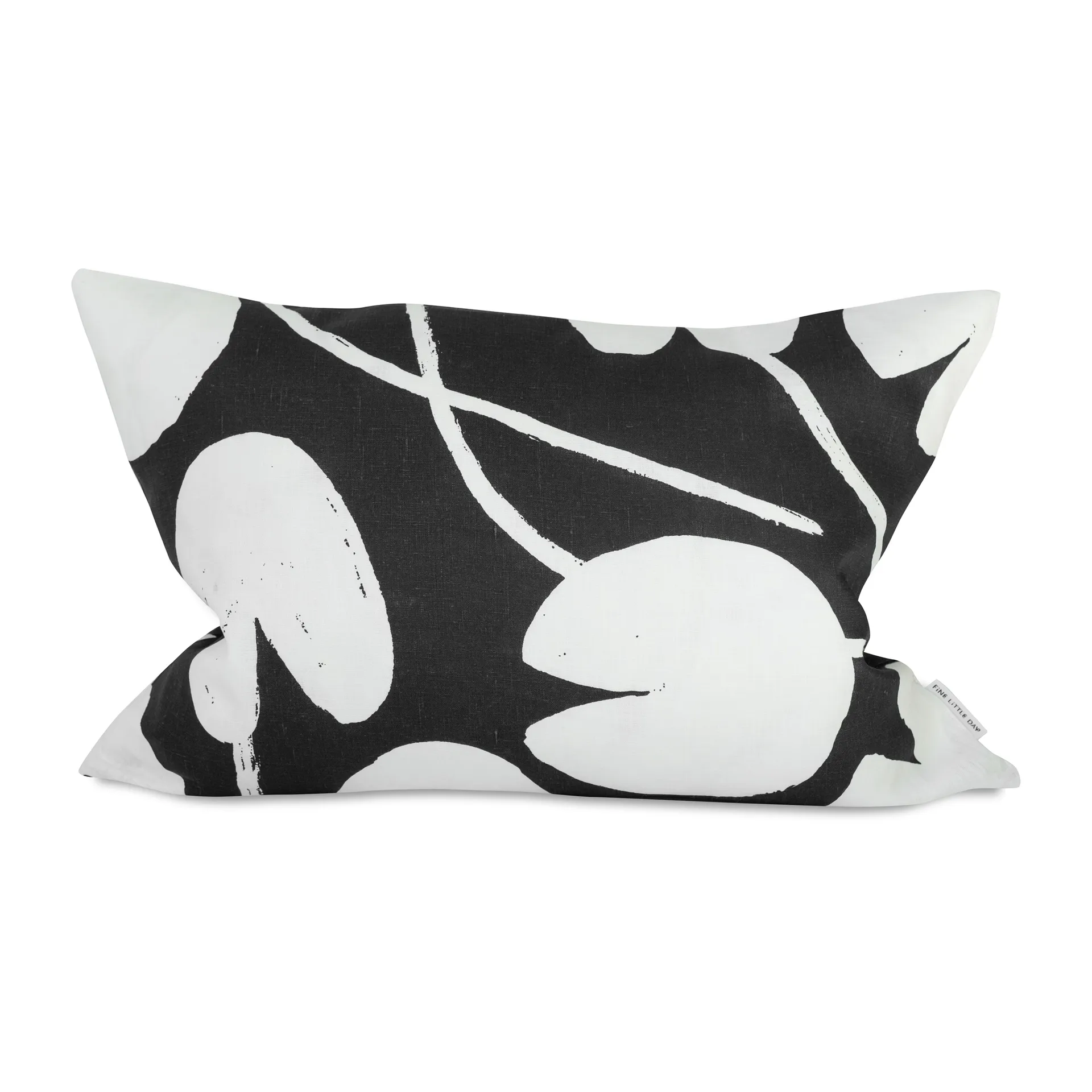 Water lilies ピローケース 48x68 cm, Midnight blue-white Fine Little Day | ファインリトルデイ