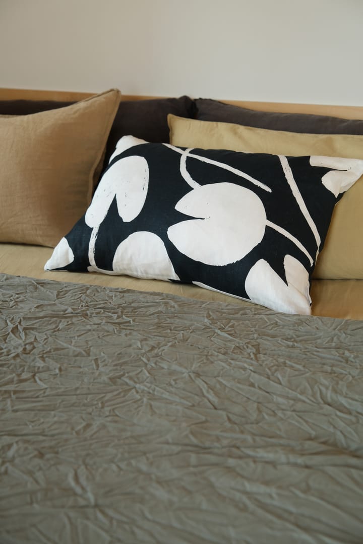 Water lilies ピローケース 48x68 cm, Midnight blue-white Fine Little Day | ファインリトルデイ