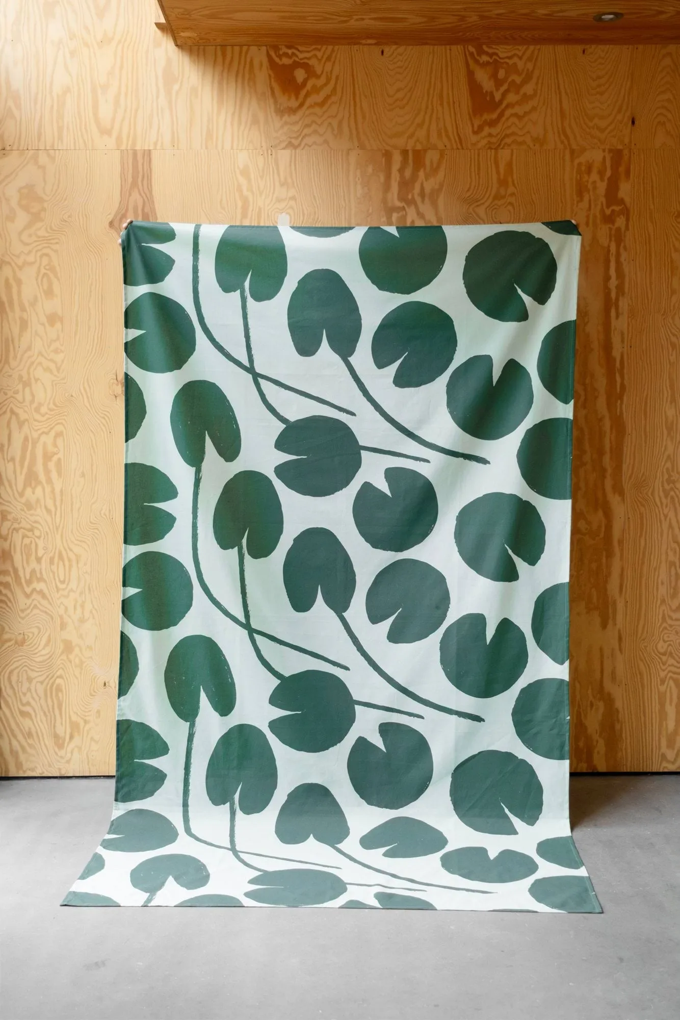 Water lilies テーブルクロス, Light green-green, 147x250 cm Fine Little Day | ファインリトルデイ