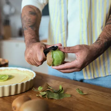 ファンクショナルフォーム ベジタブル ピーラー - Black, fruit peeler, flexible blade - Fiskars | フィスカース