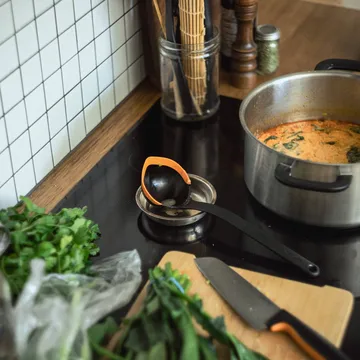 Functional Form おたま - Black-orange, 36.2 cm - Fiskars | フィスカース