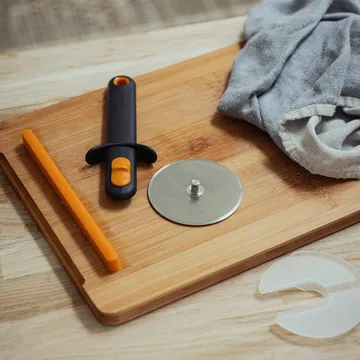Functional Form ピザカッター - Black, with blade guard - Fiskars | フィスカース