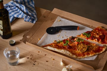 Functional Form ピザカッター - Black - Fiskars | フィスカース