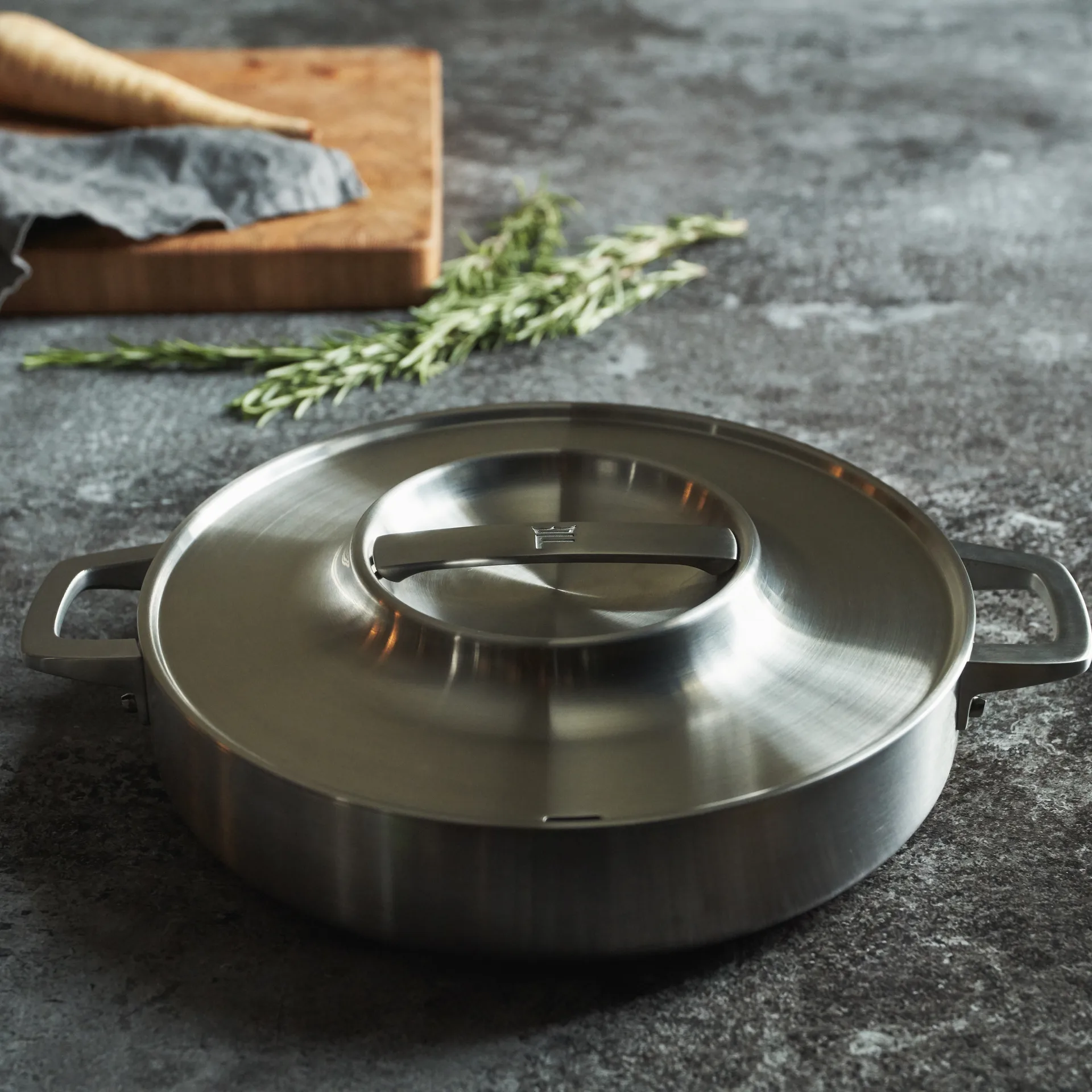 Norden キャセロール ディッシュ ステンレススチール 蓋付き 28 cm, 28 cm Fiskars | フィスカース