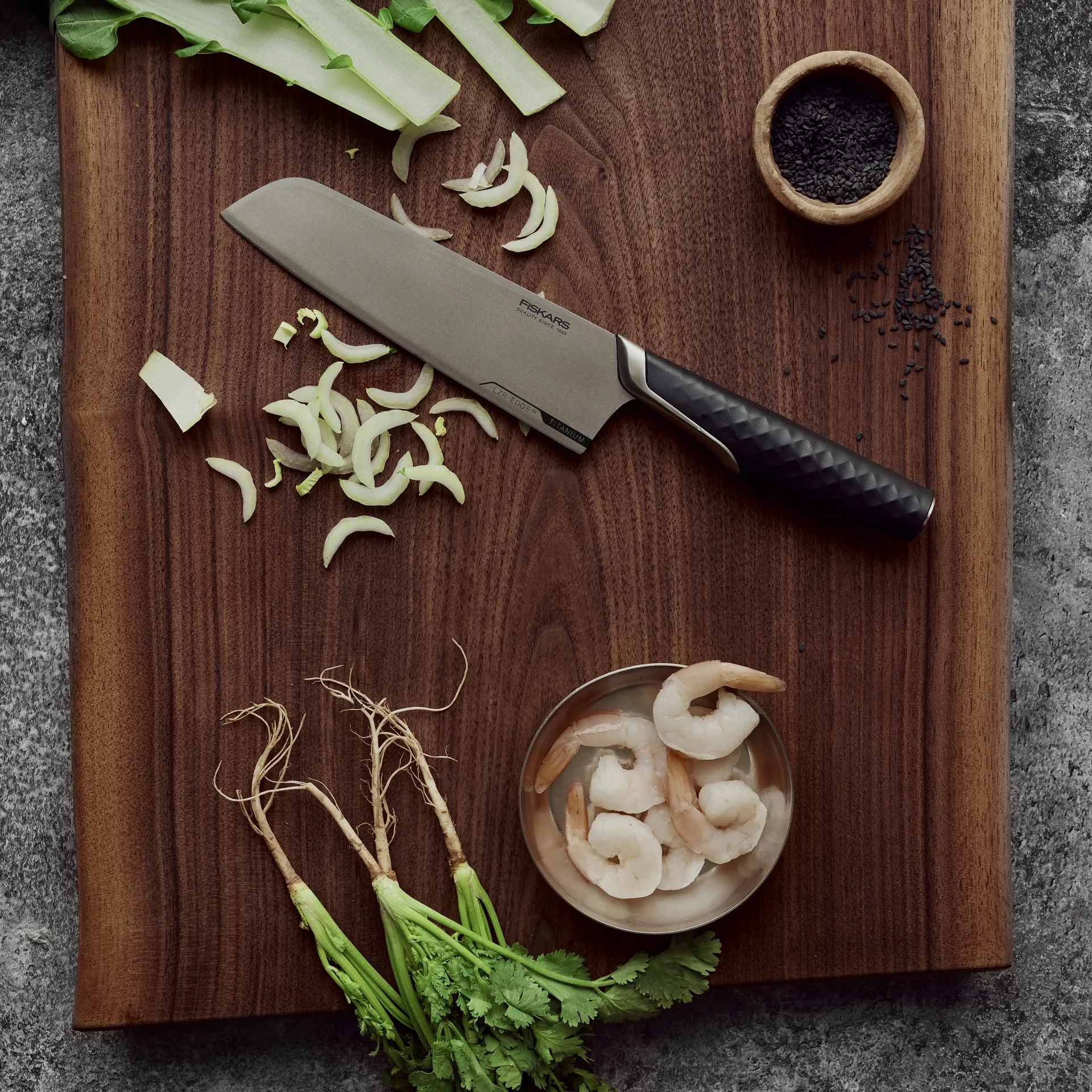 Titanium 三徳 ナイフ 16 cm, Black Fiskars | フィスカース