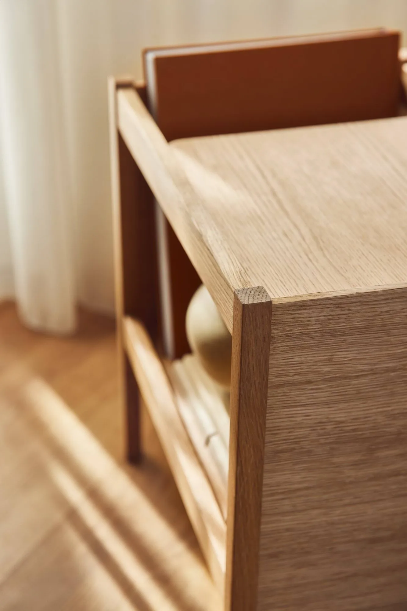 Journal Organiser サイドテーブル, Oak Form & Refine