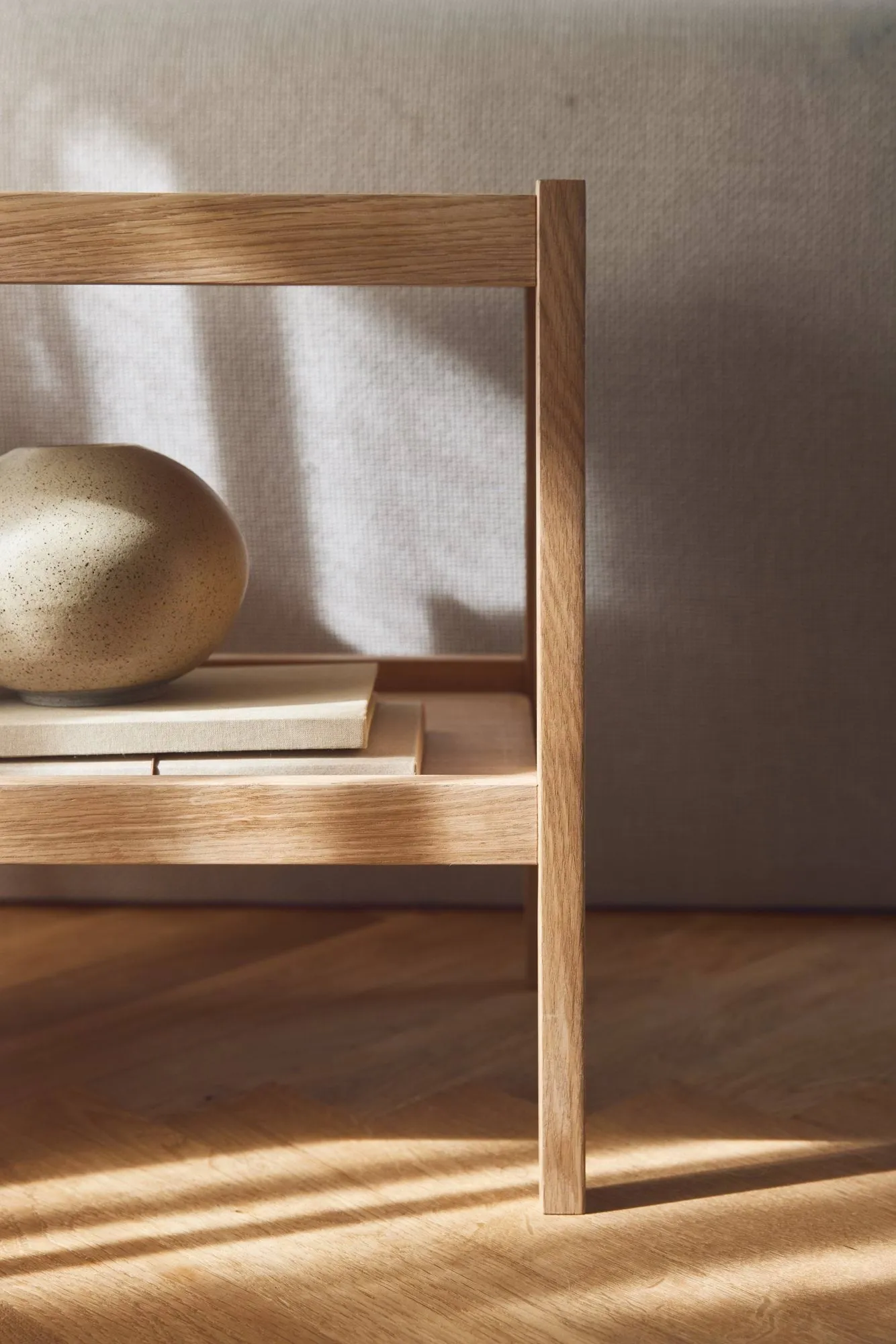 Journal Organiser サイドテーブル, Oak Form & Refine