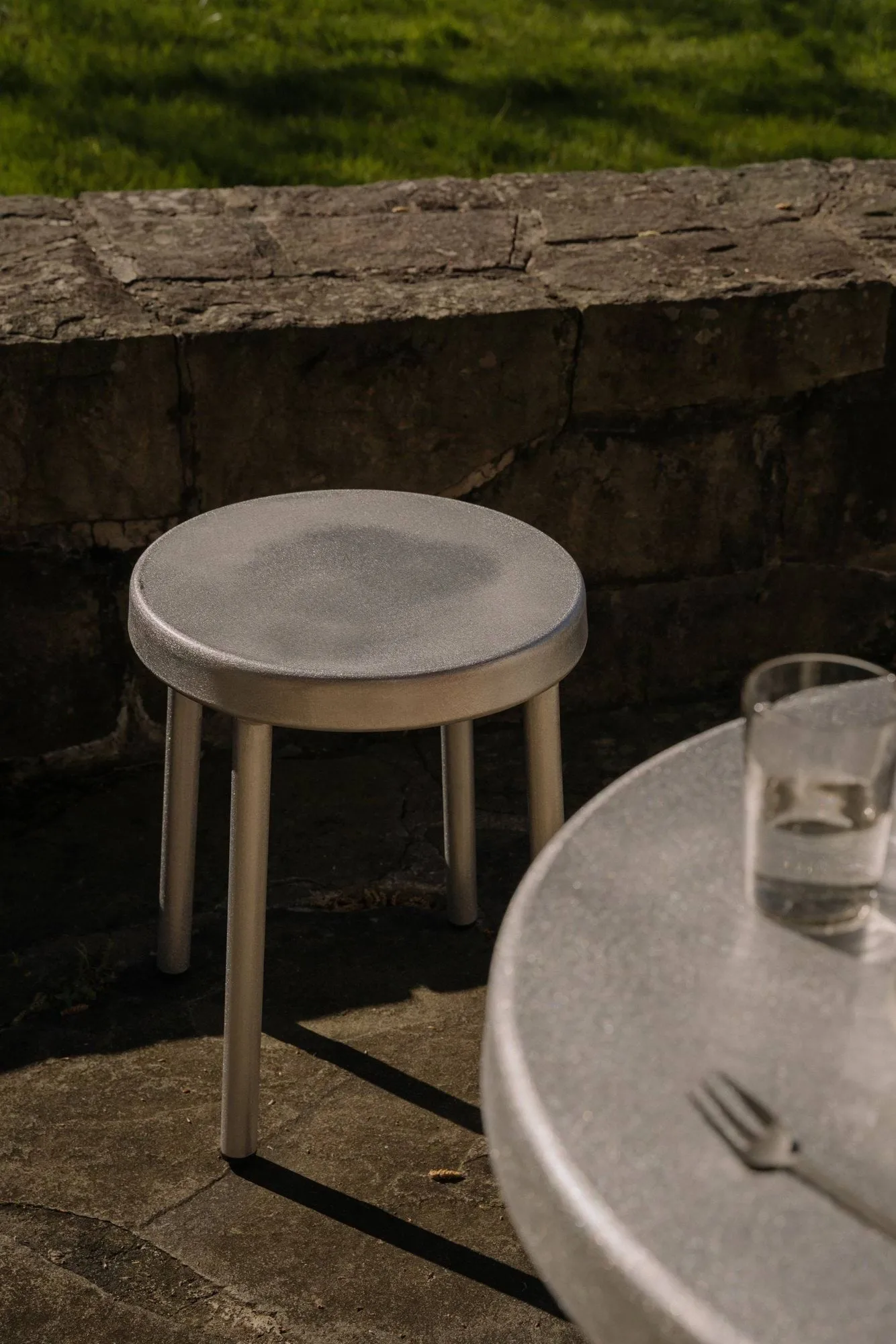 Tasca ラウンドスツール, Aluminium, H: 46 cm FRAMA