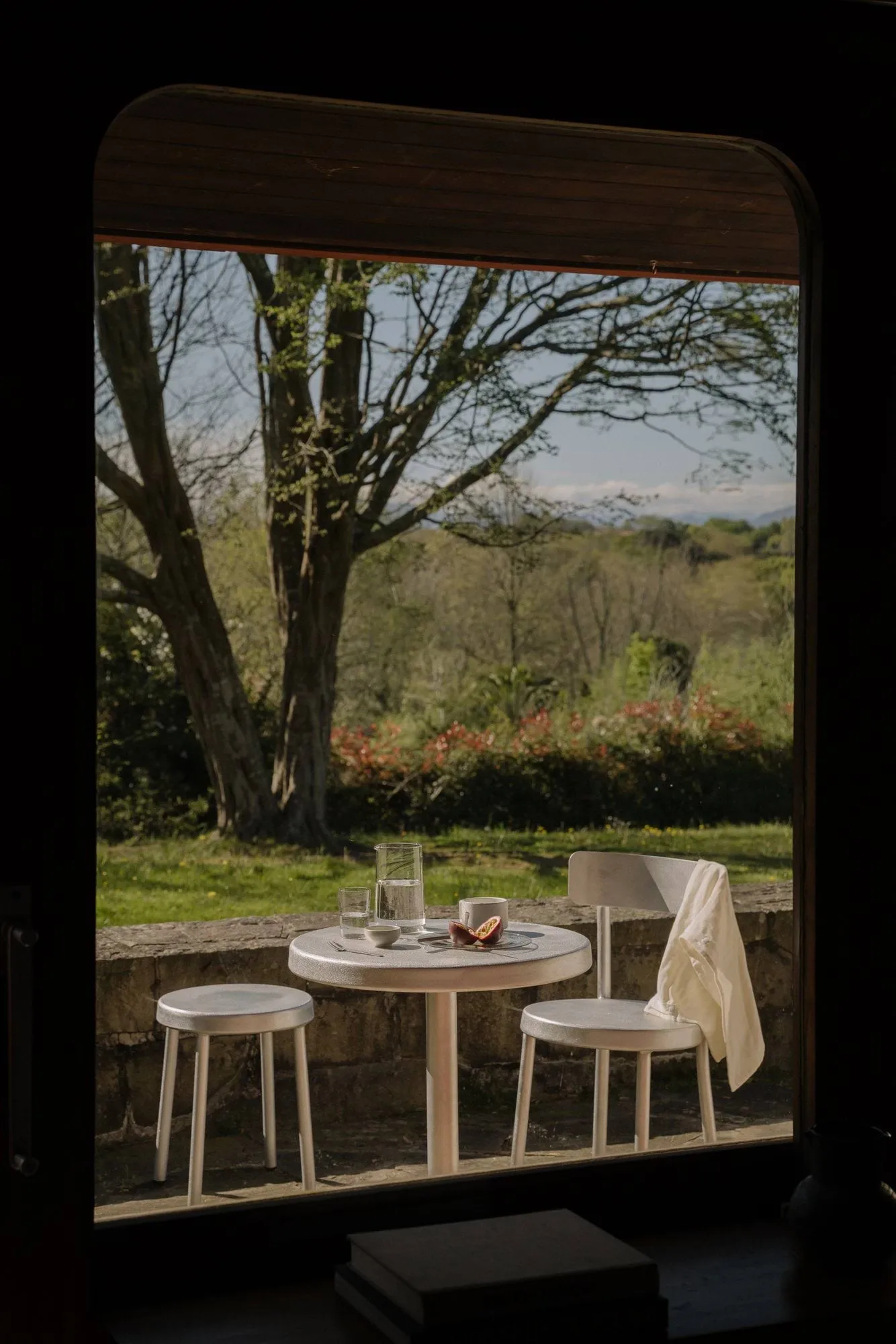 Tasca Table ダイニングテーブル, Aluminium, large, Ø87,5x75,5 cm FRAMA