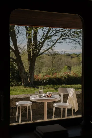 Tasca Table ダイニングテーブル - Aluminium, large, Ø87,5x75,5 cm - FRAMA
