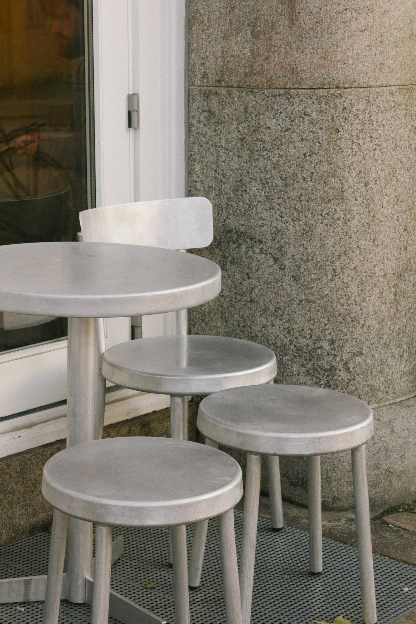 Tasca Table ダイニングテーブル, Aluminium, small, Ø58x75,5 cm FRAMA