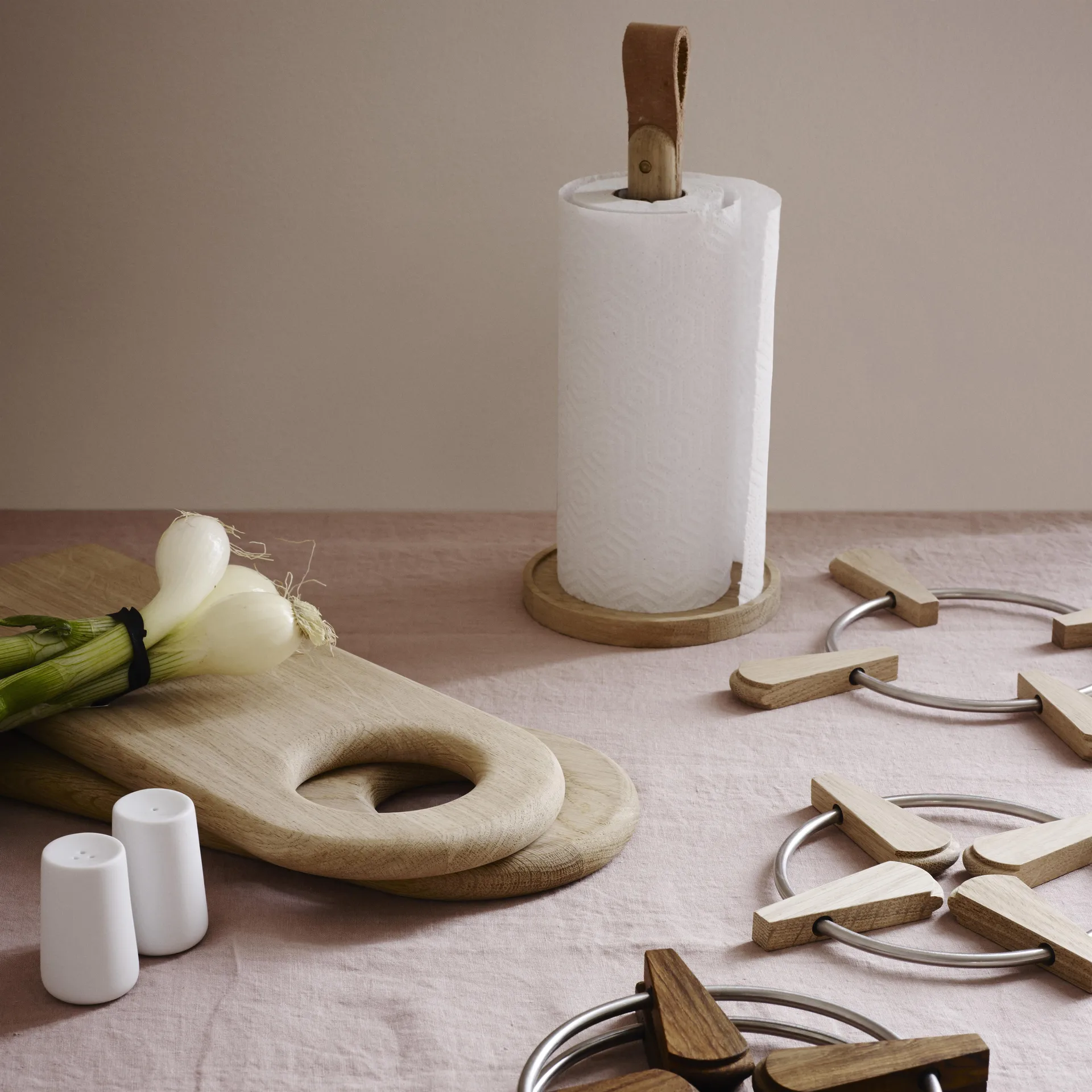 Norr ペーパー roll ホルダー, oak Fritz Hansen | フリッツハンセン