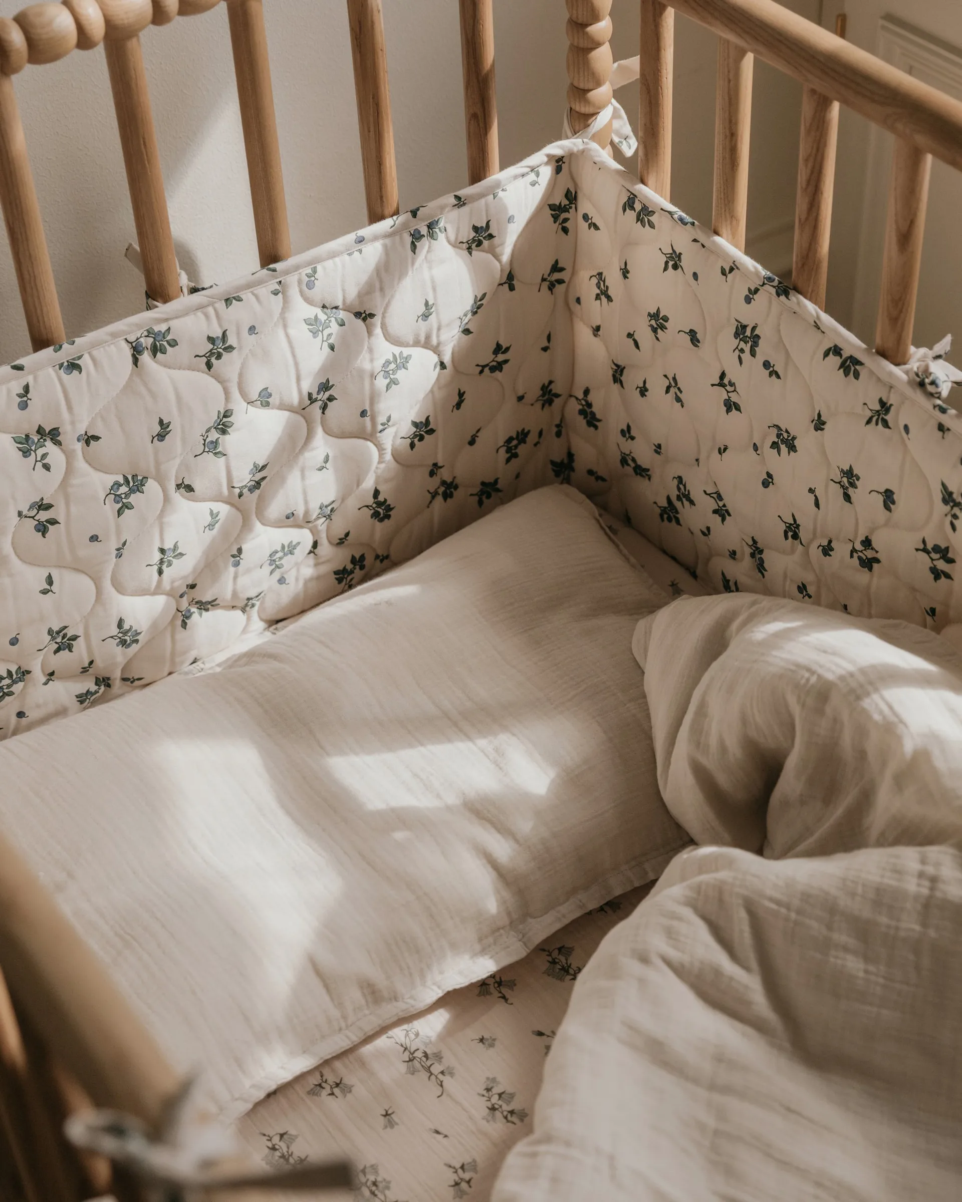 Blueberry サテンキルト クリブバンパー, 30x360 cm Garbo&Friends