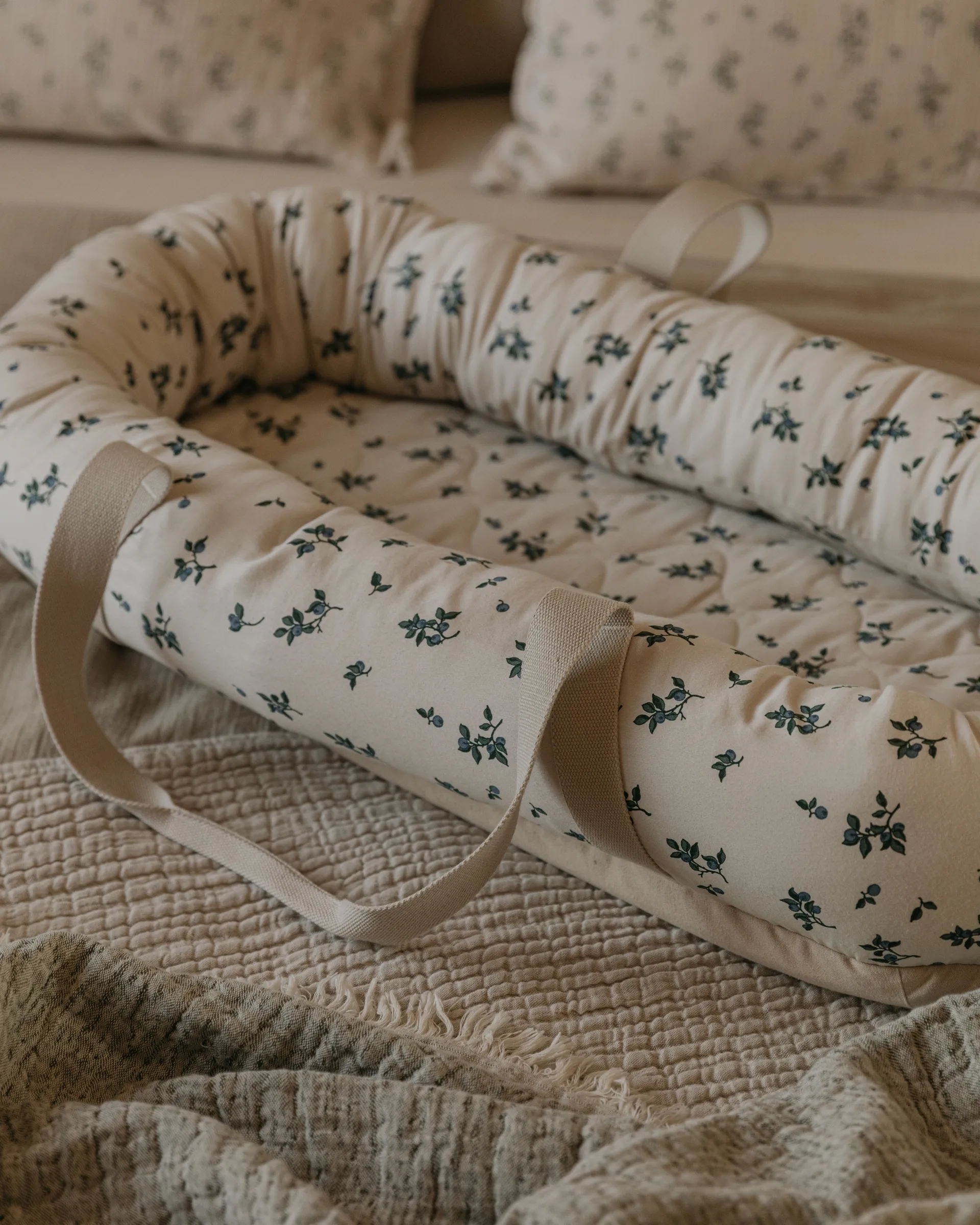 Blueberry サテンキルト ベビーネスト, 43x87x16 cm Garbo&Friends