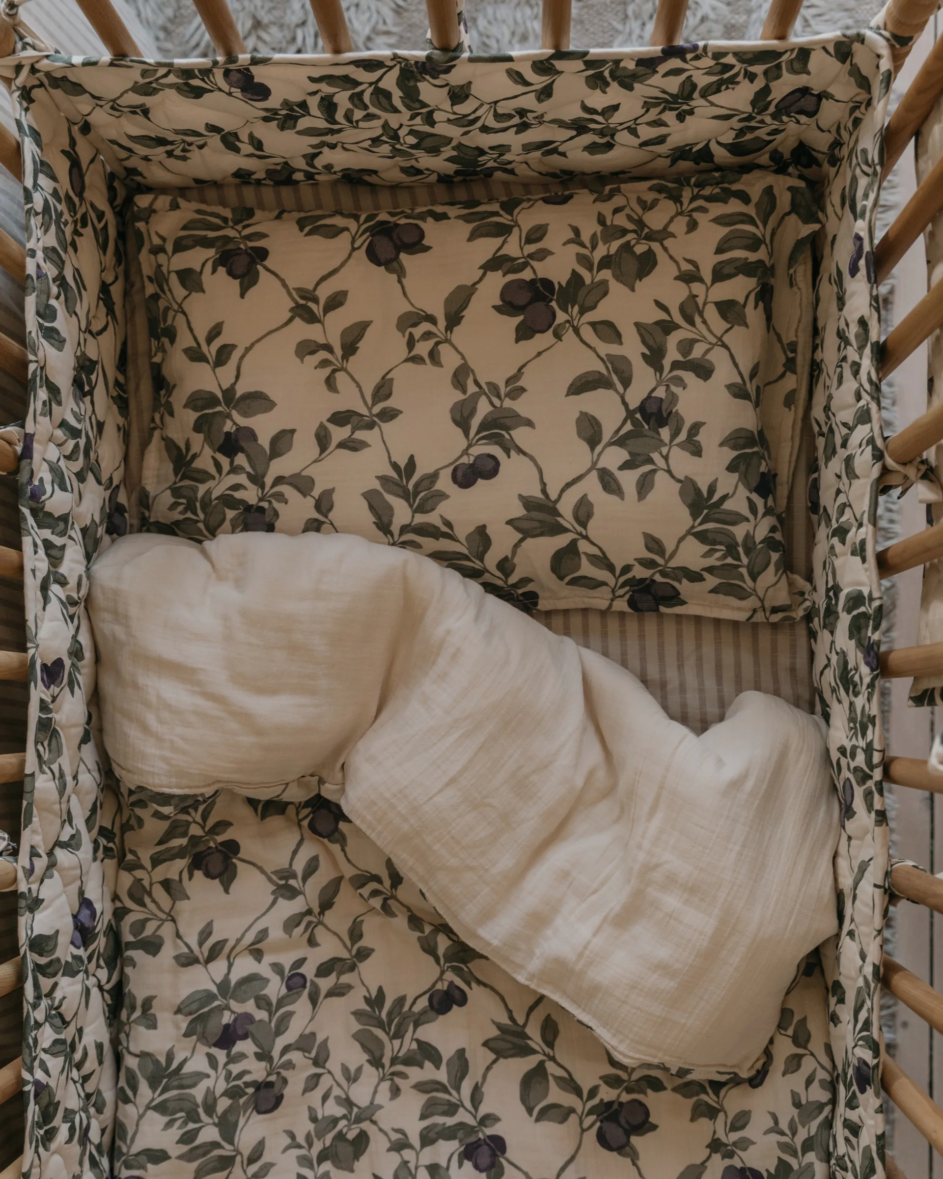 Plum サテンキルト クリブバンパー, 30x360 cm Garbo&Friends