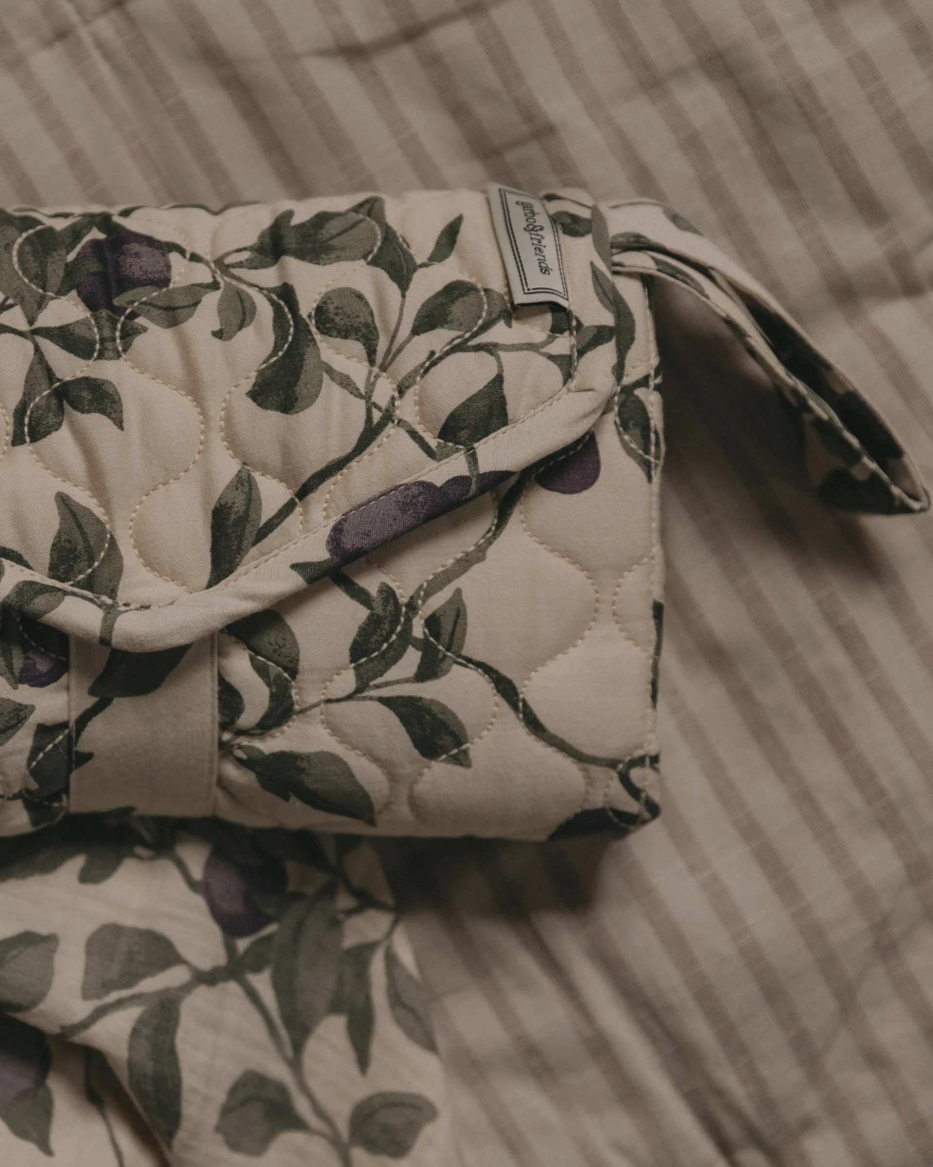 Plum サテンキルト 携帯用チェンジングパッド, 46x80 cm Garbo&Friends