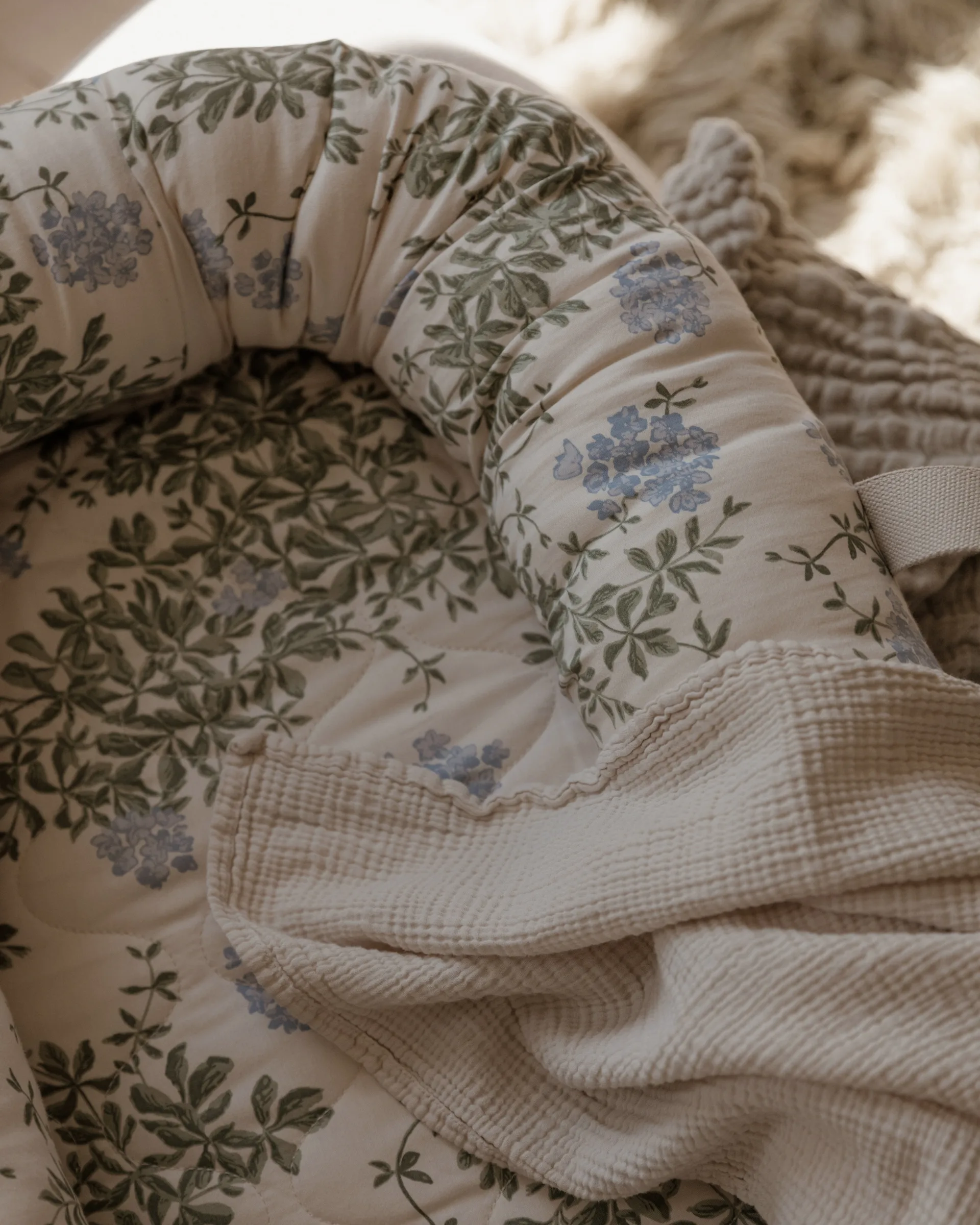 Plumbago サテンキルト ベビーネスト, 43x87x16cm Garbo&Friends