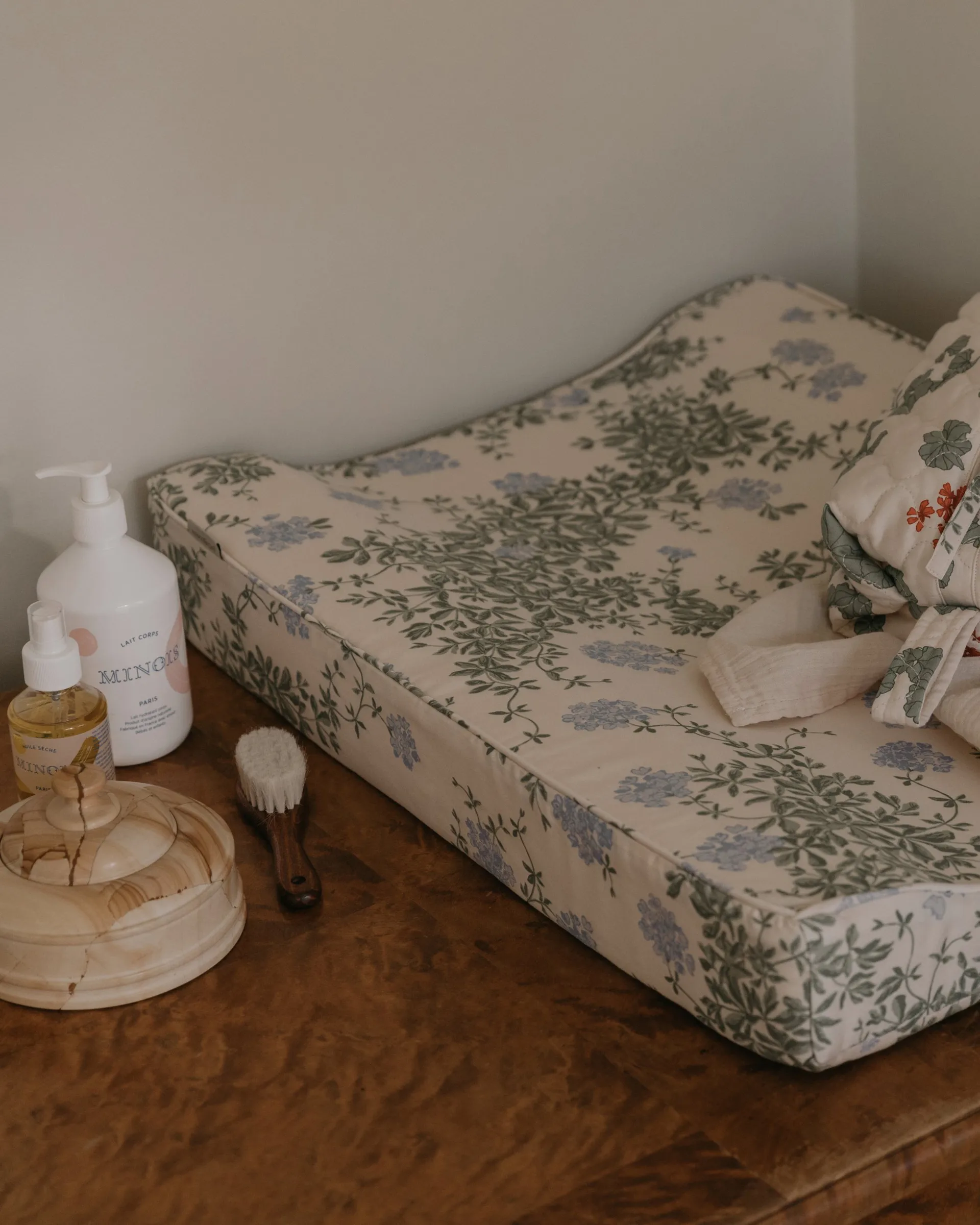 Plumbago サテンキルト チェンジングパッド, 50x65x9 cm Garbo&Friends