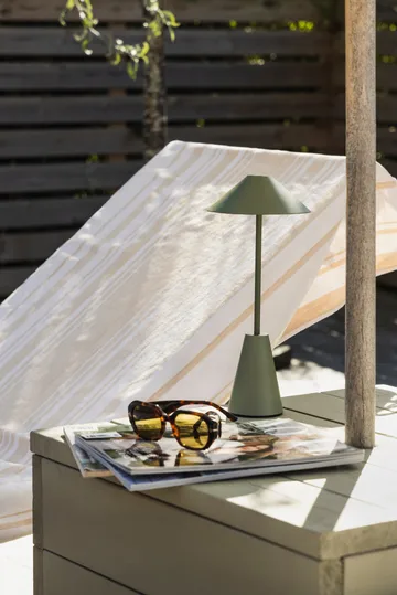 Cannes 32 ポータブルテーブルランプ - Moss green - Globen Lighting | グローベンライティング