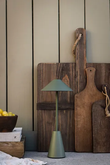 Cannes 32 ポータブルテーブルランプ - Moss green - Globen Lighting | グローベンライティング