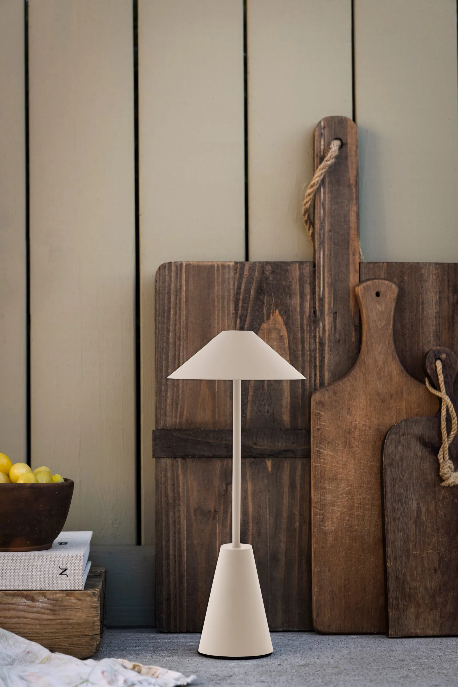 Cannes 32 ポータブルテーブルランプ, Mud Globen Lighting | グローベンライティング