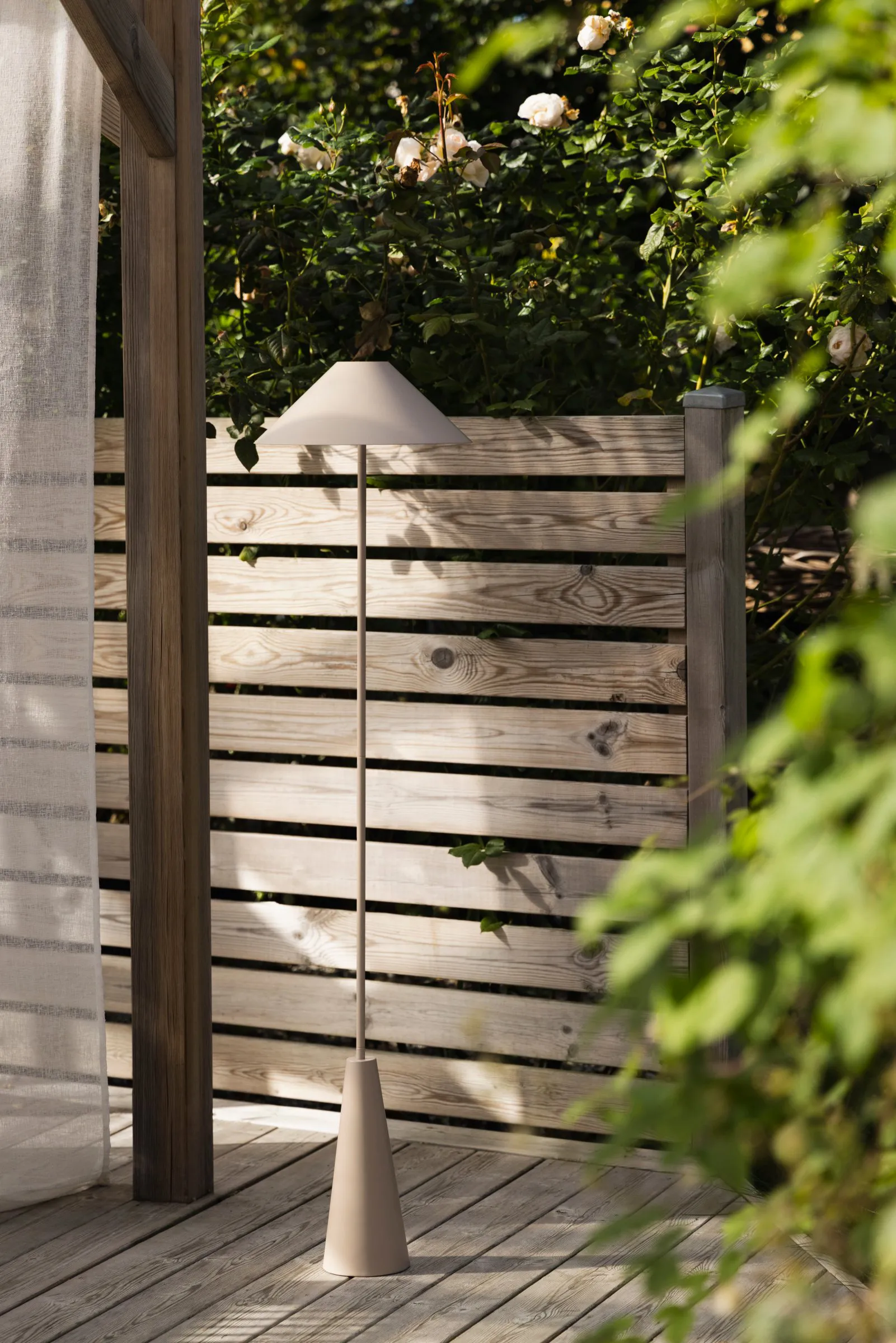 Cannes ポータブルフロアランプ, Mud Globen Lighting | グローベンライティング