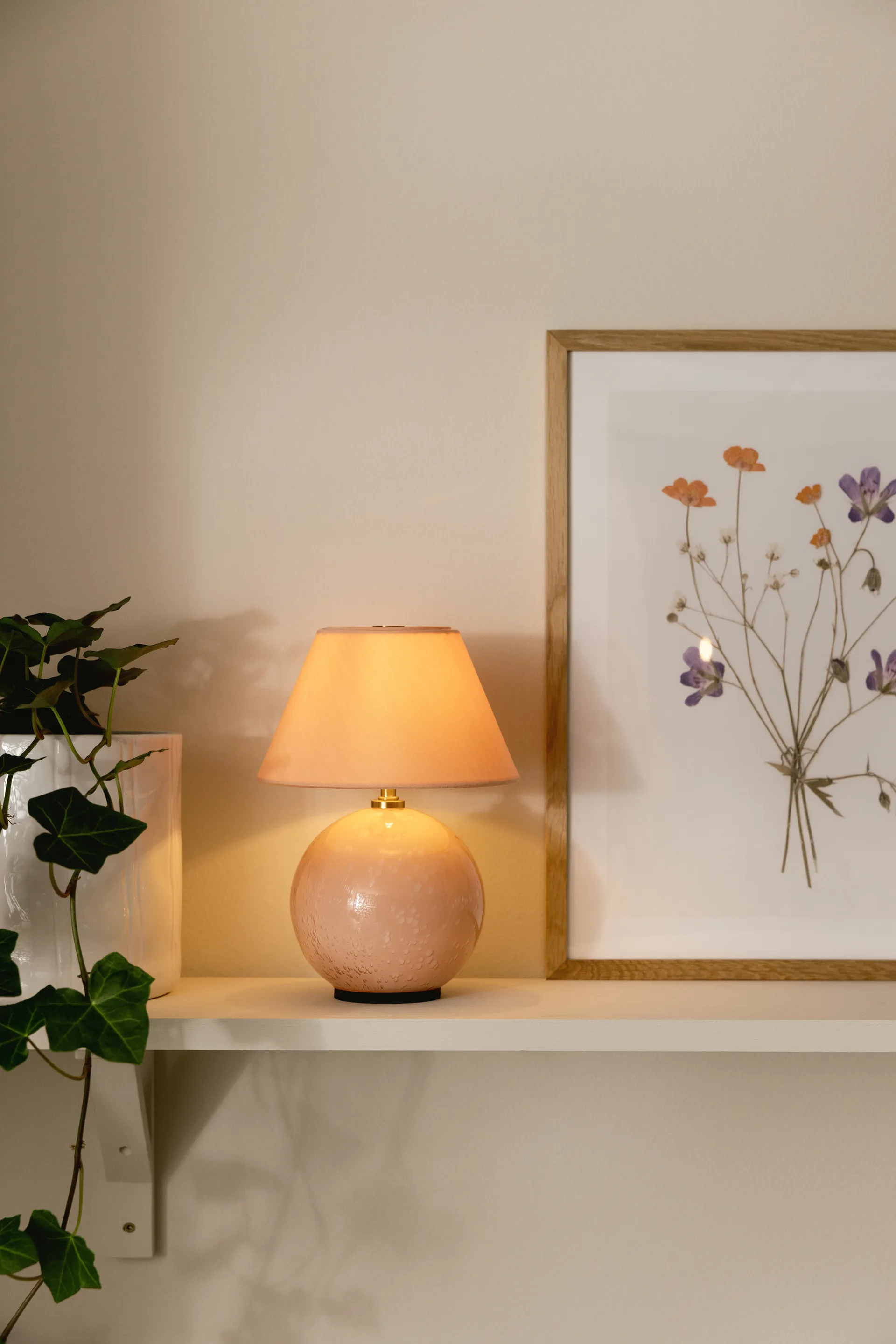 Iris 16 ポータブルテーブルランプ, Blush Globen Lighting | グローベンライティング