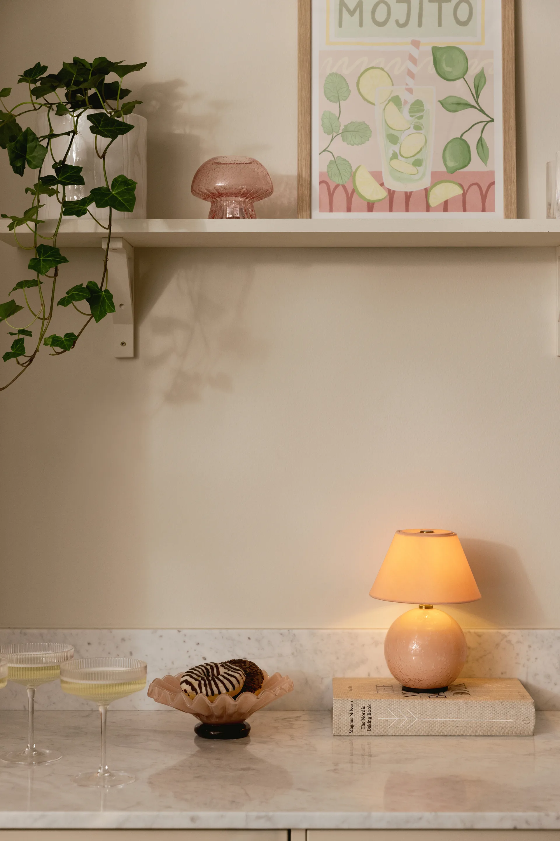 Iris 16 ポータブルテーブルランプ, Blush Globen Lighting | グローベンライティング