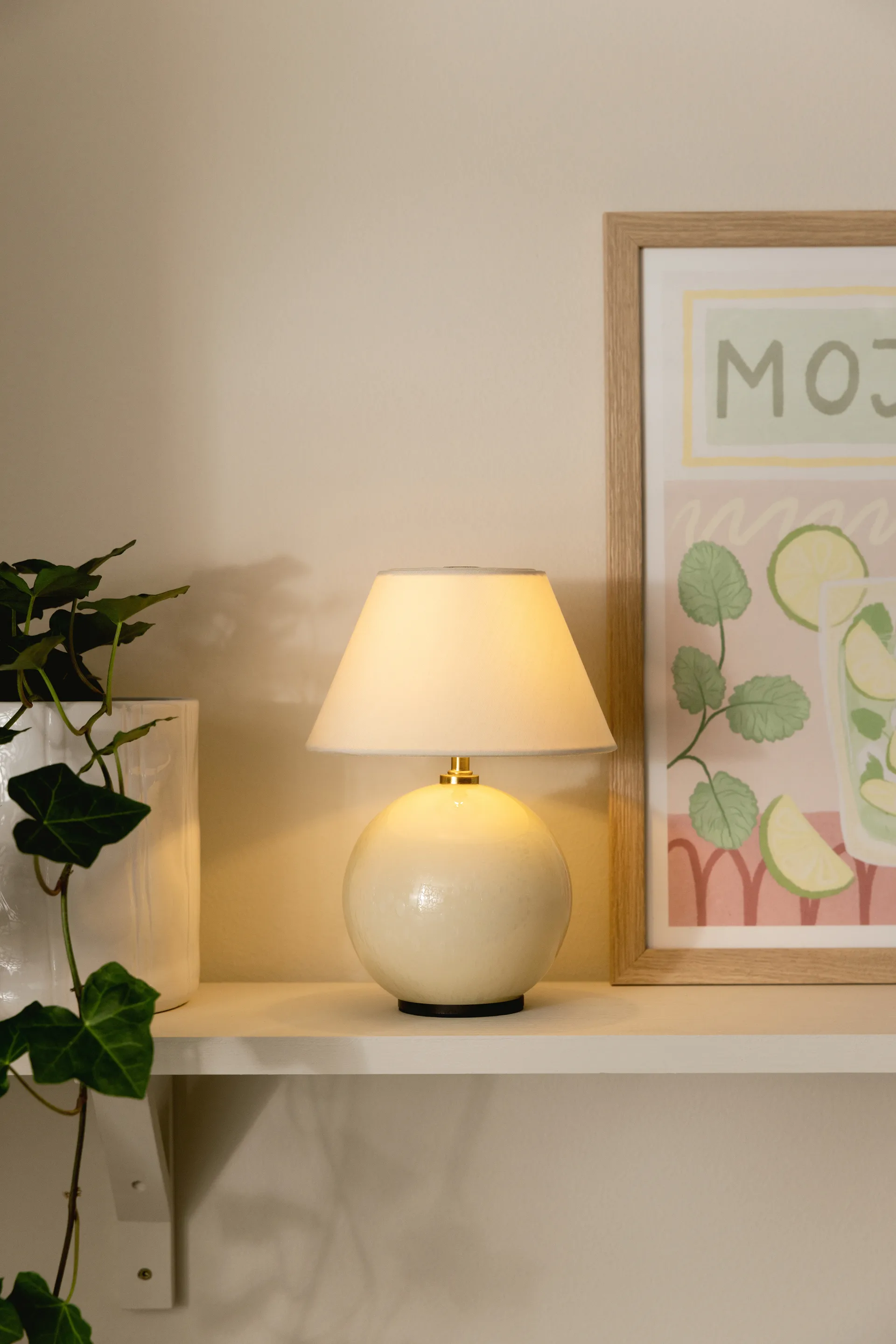 Iris 16 ポータブルテーブルランプ, Cream Globen Lighting | グローベンライティング