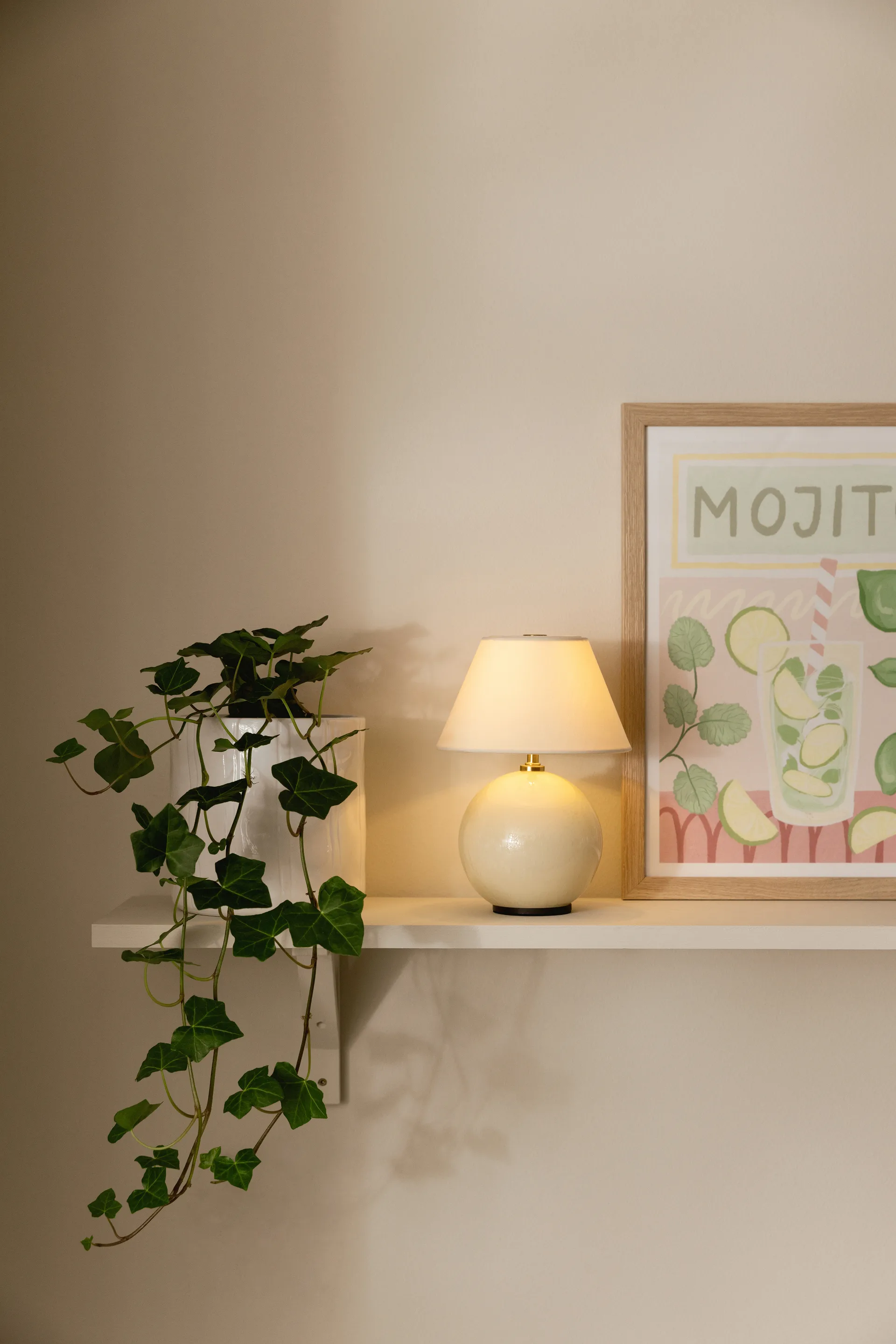 Iris 16 ポータブルテーブルランプ, Cream Globen Lighting | グローベンライティング