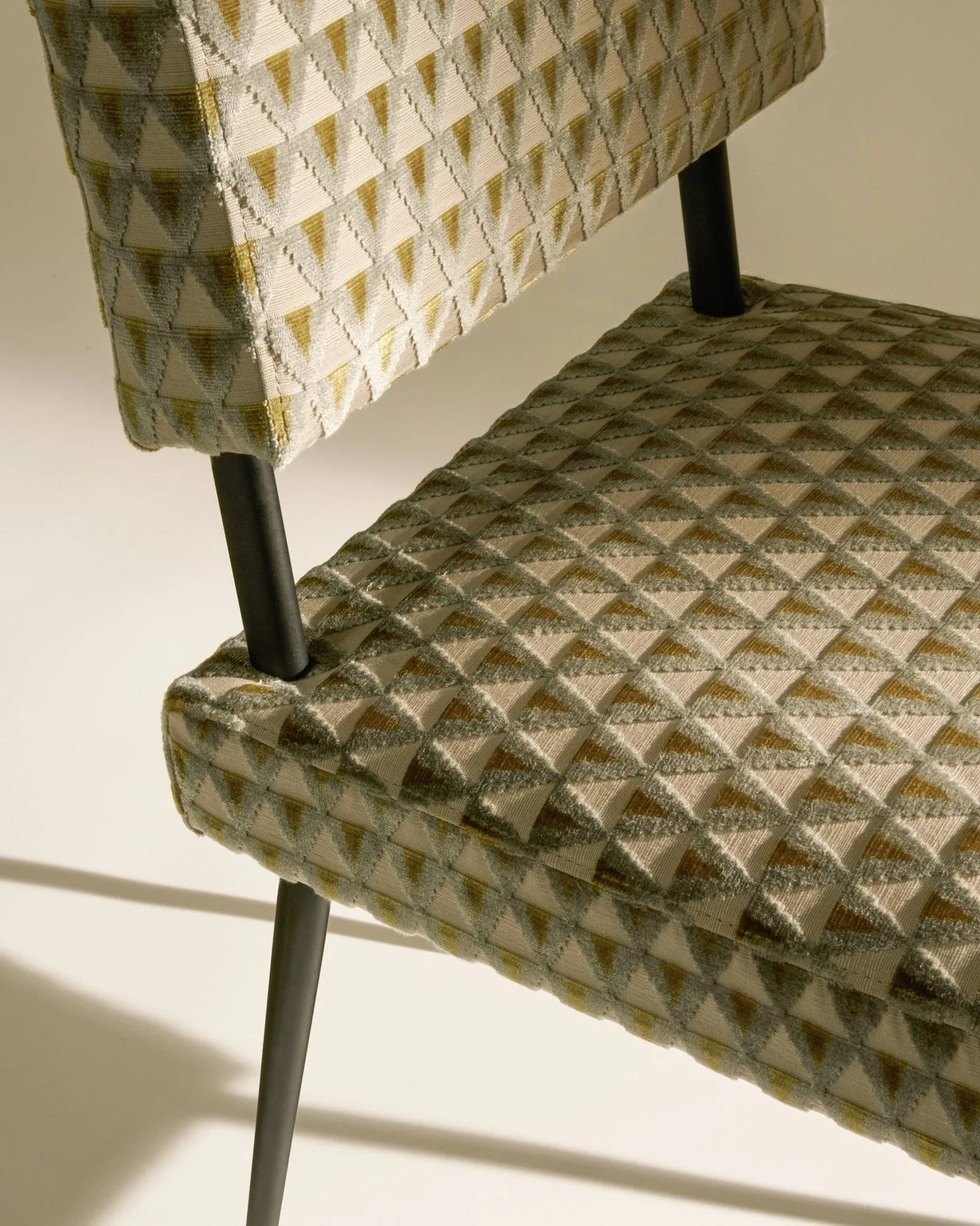 M-Chair チェア, Amuleto 005-matt black GUBI | グビ