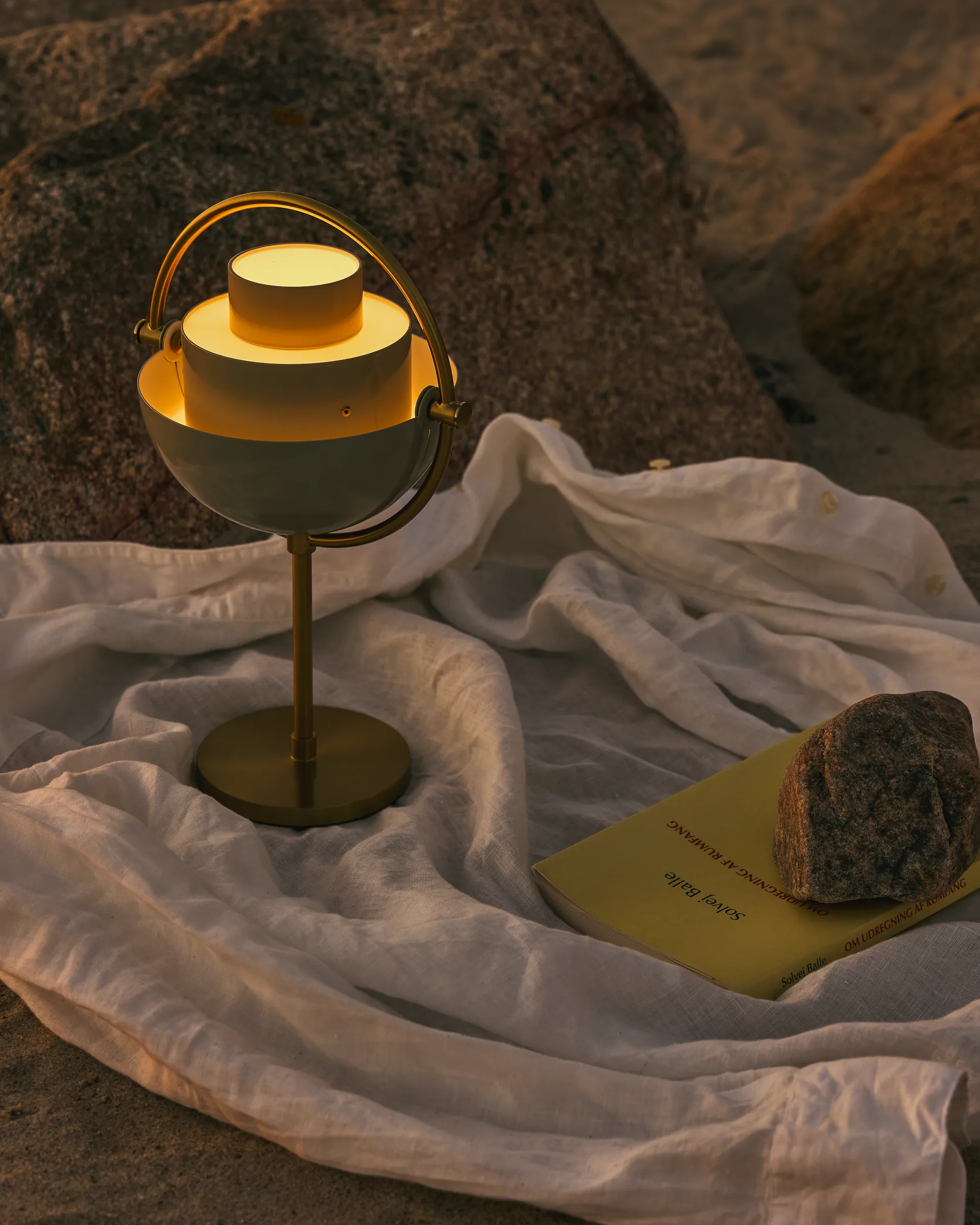 Multi-Lite ポータブルランプ, Pastel gray-brass GUBI | グビ
