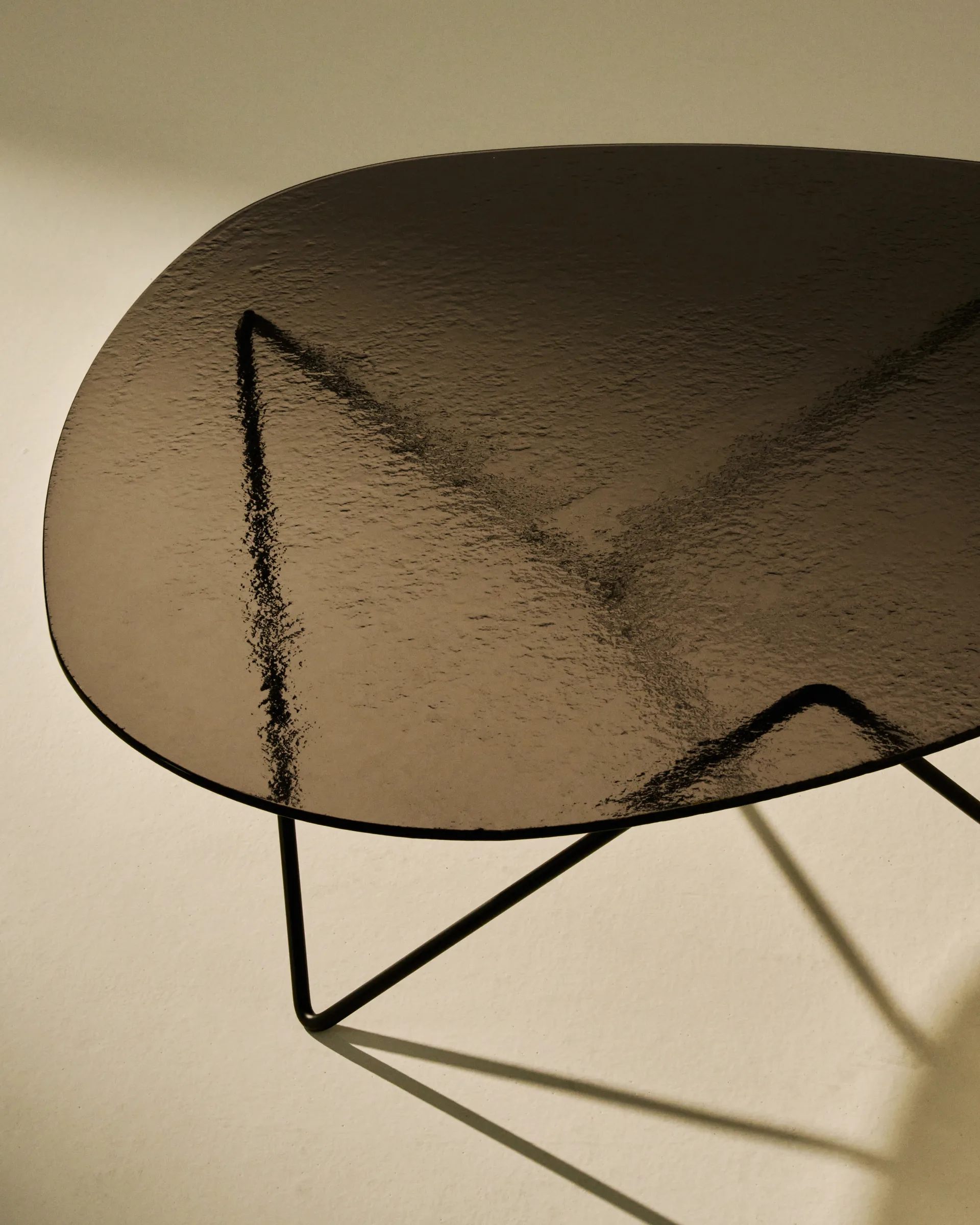 Pedrera ソファーテーブル, Black semi-matte—bronze textured glass GUBI | グビ