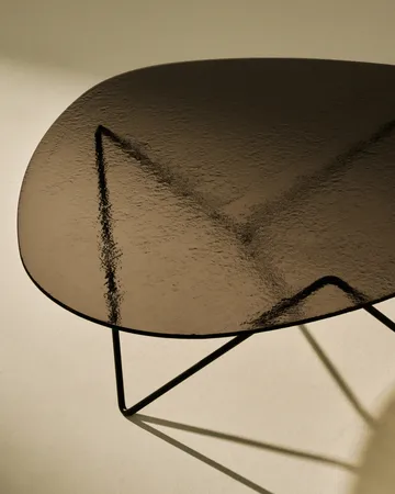 Pedrera ソファーテーブル - Black semi-matte—bronze textured glass - GUBI | グビ