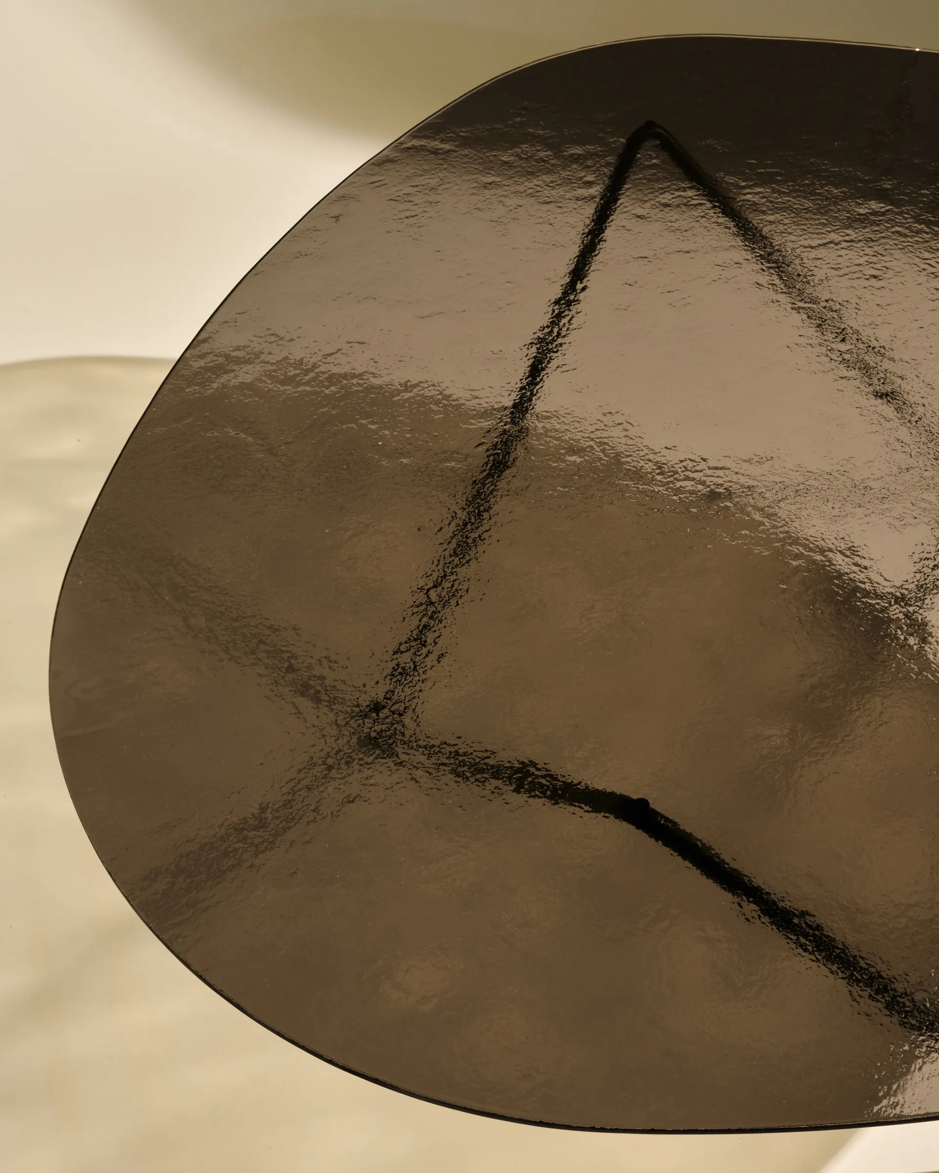 Pedrera ソファーテーブル, Black semi-matte—bronze textured glass GUBI | グビ