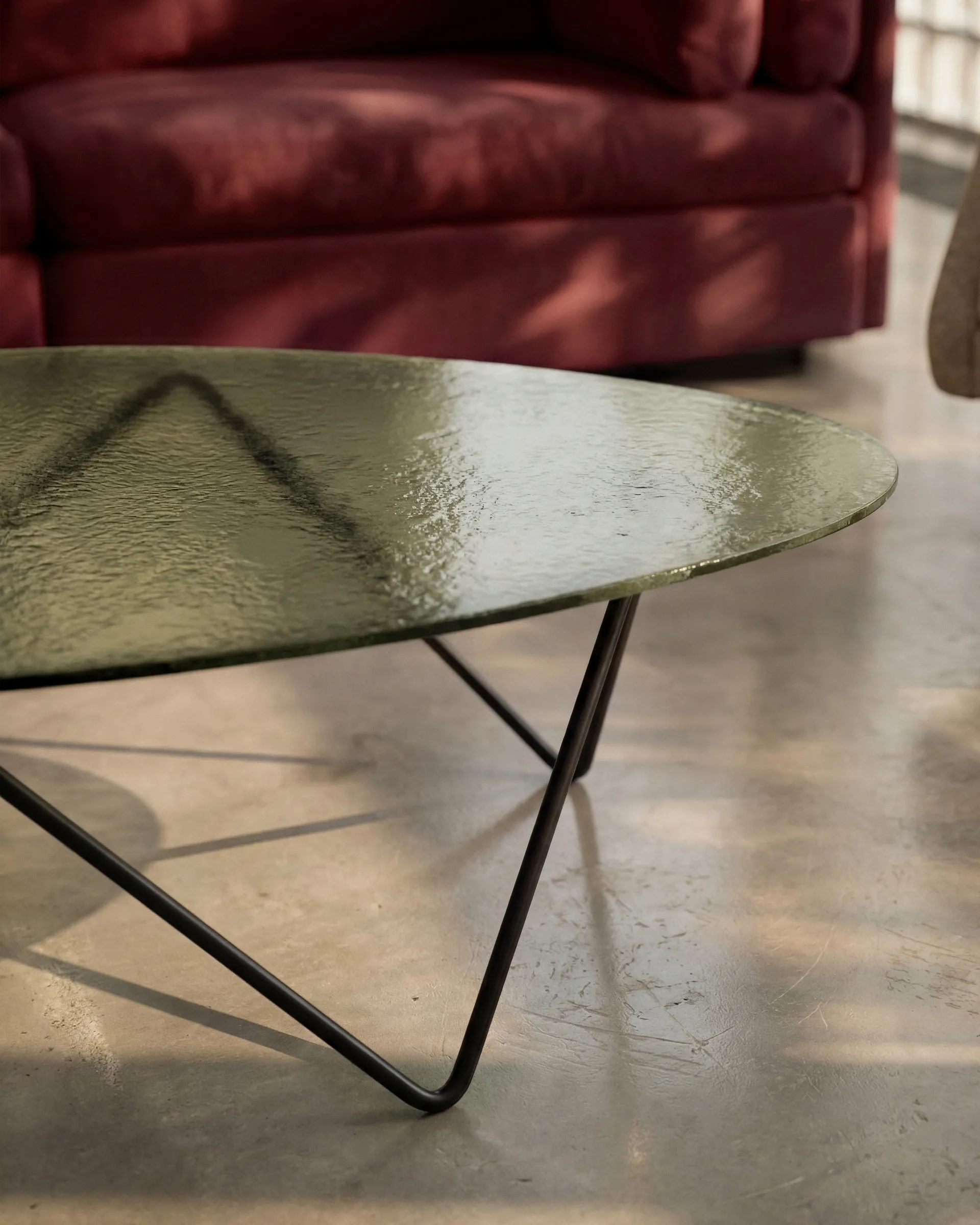 Pedrera ソファーテーブル, Black semi-matte–structured glass transparent GUBI | グビ