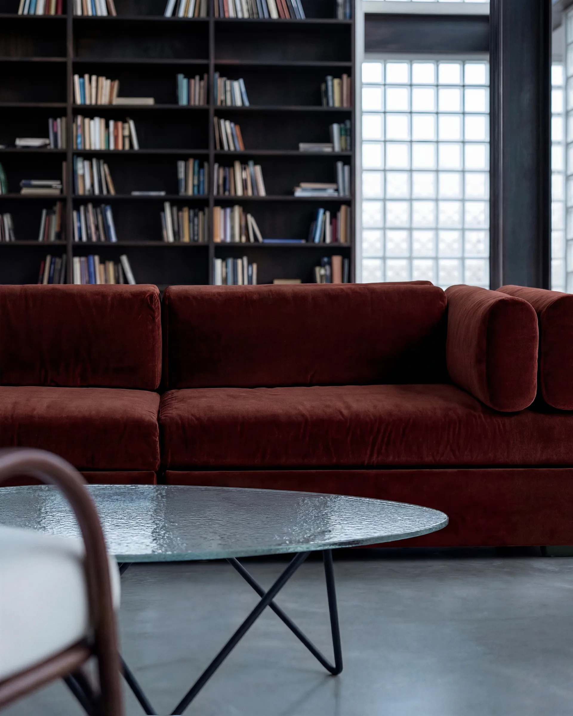 Pedrera ソファーテーブル, Black semi-matte–structured glass transparent GUBI | グビ