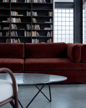 Pedrera ソファーテーブル - Black semi-matte–structured glass transparent - GUBI | グビ