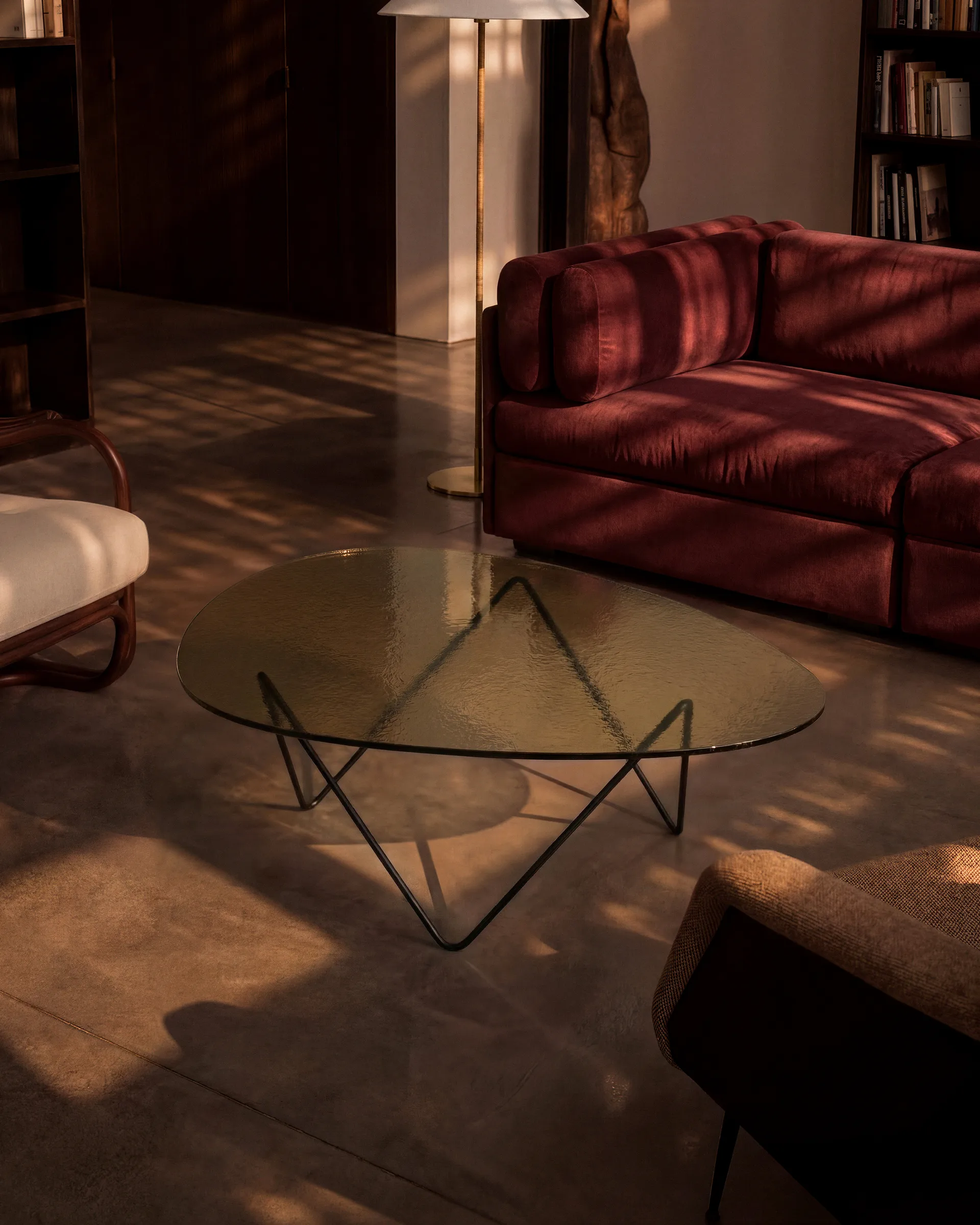 Pedrera ソファーテーブル, Black semi-matte–structured glass transparent GUBI | グビ