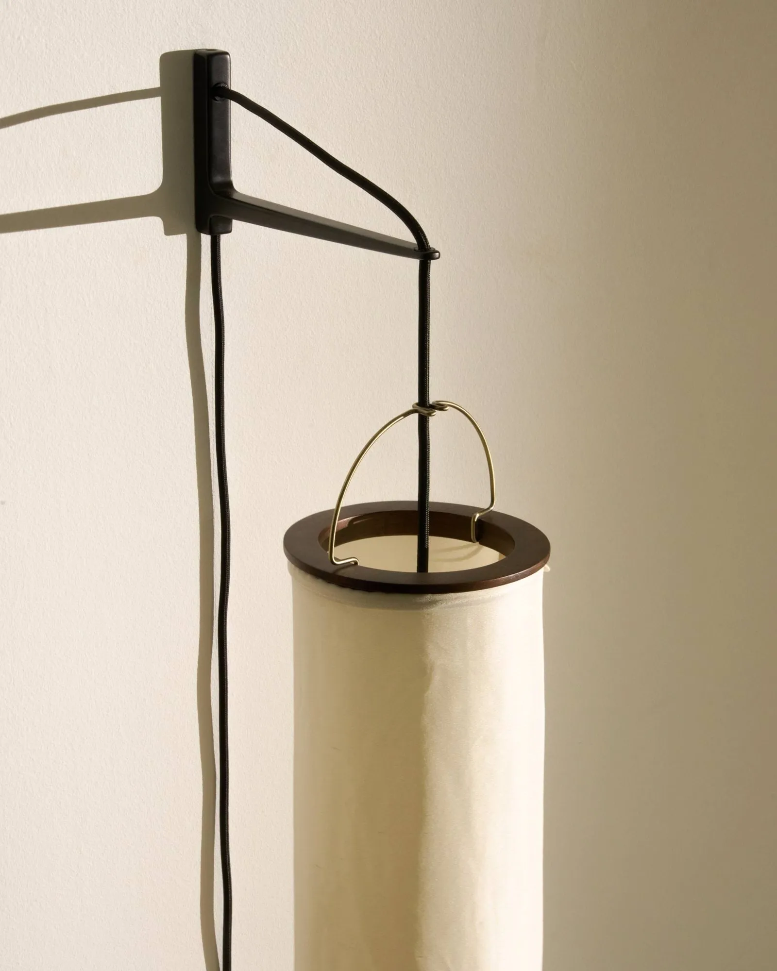 Silk Lantern ウォールランプ, Natural white silk-semi matt black GUBI | グビ