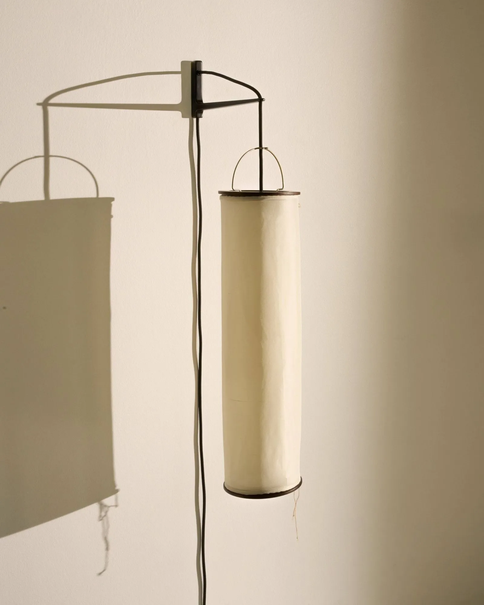 Silk Lantern ウォールランプ, Natural white silk-semi matt black GUBI | グビ