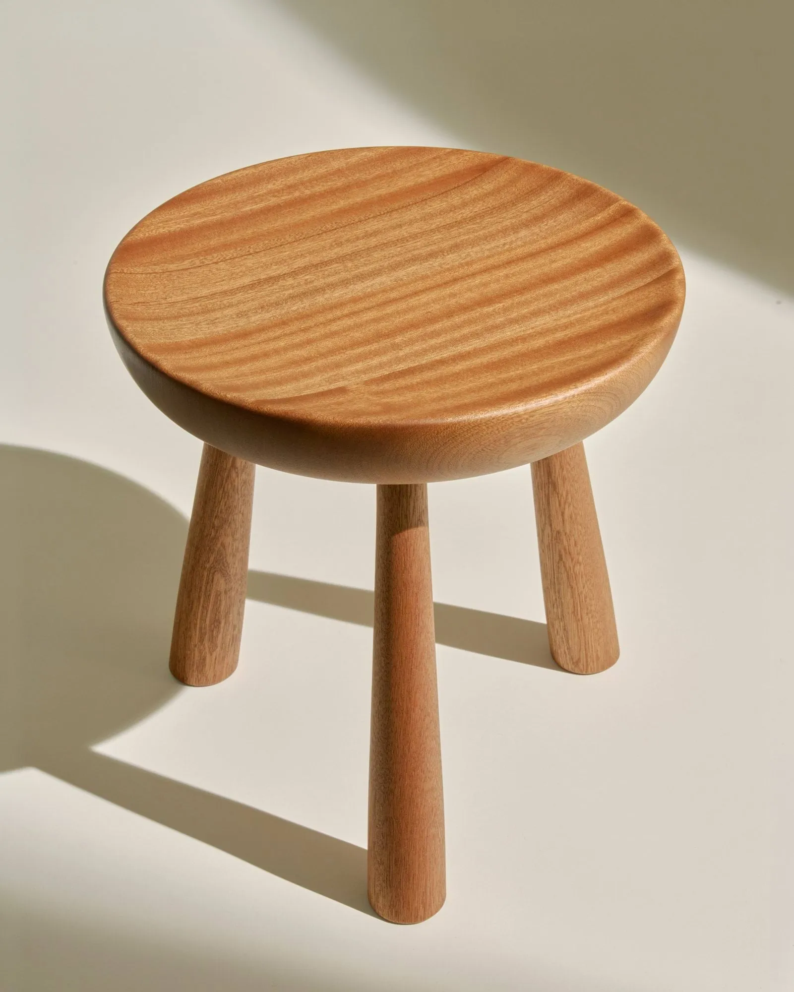 Totto スツール, ラッカー仕上げ サペリ Ø31x32.6 cm GUBI | グビ