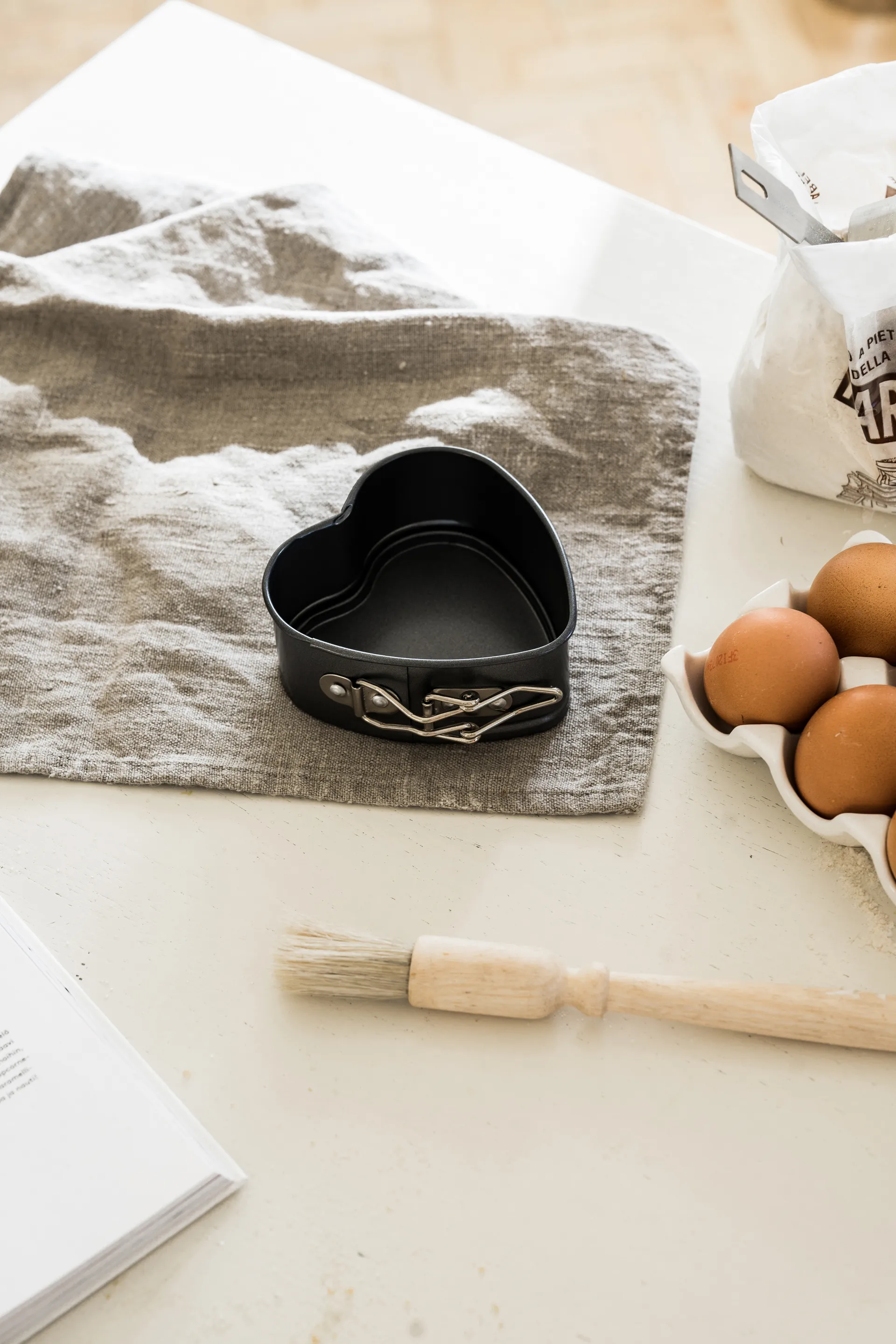 Heirol heart shape springform 焼き型 , Large 21.5x22.5 cm Heirol