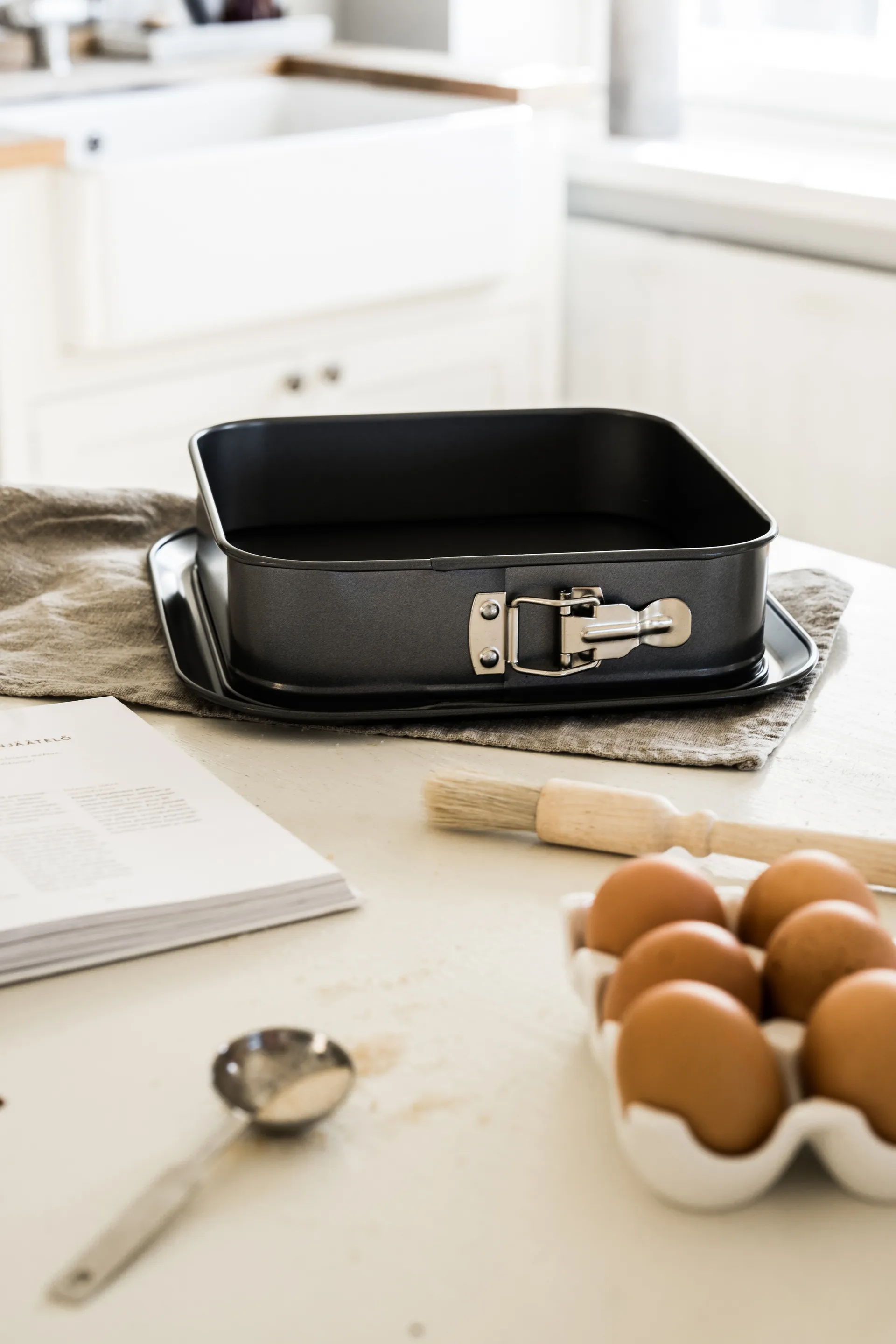 Heirol square springform 焼き型 extra wide base, 24x24 cm Heirol