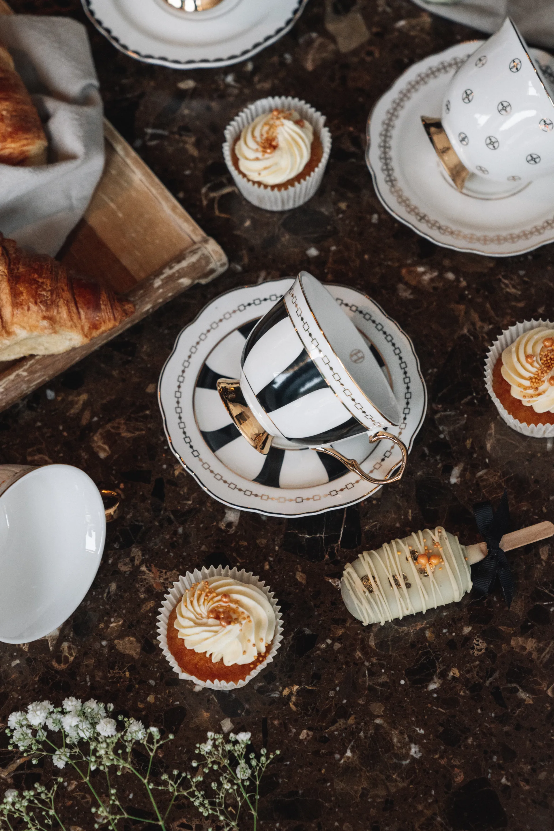 Strisce Nero カップ & ソーサー, 22 cl Hilke Collection